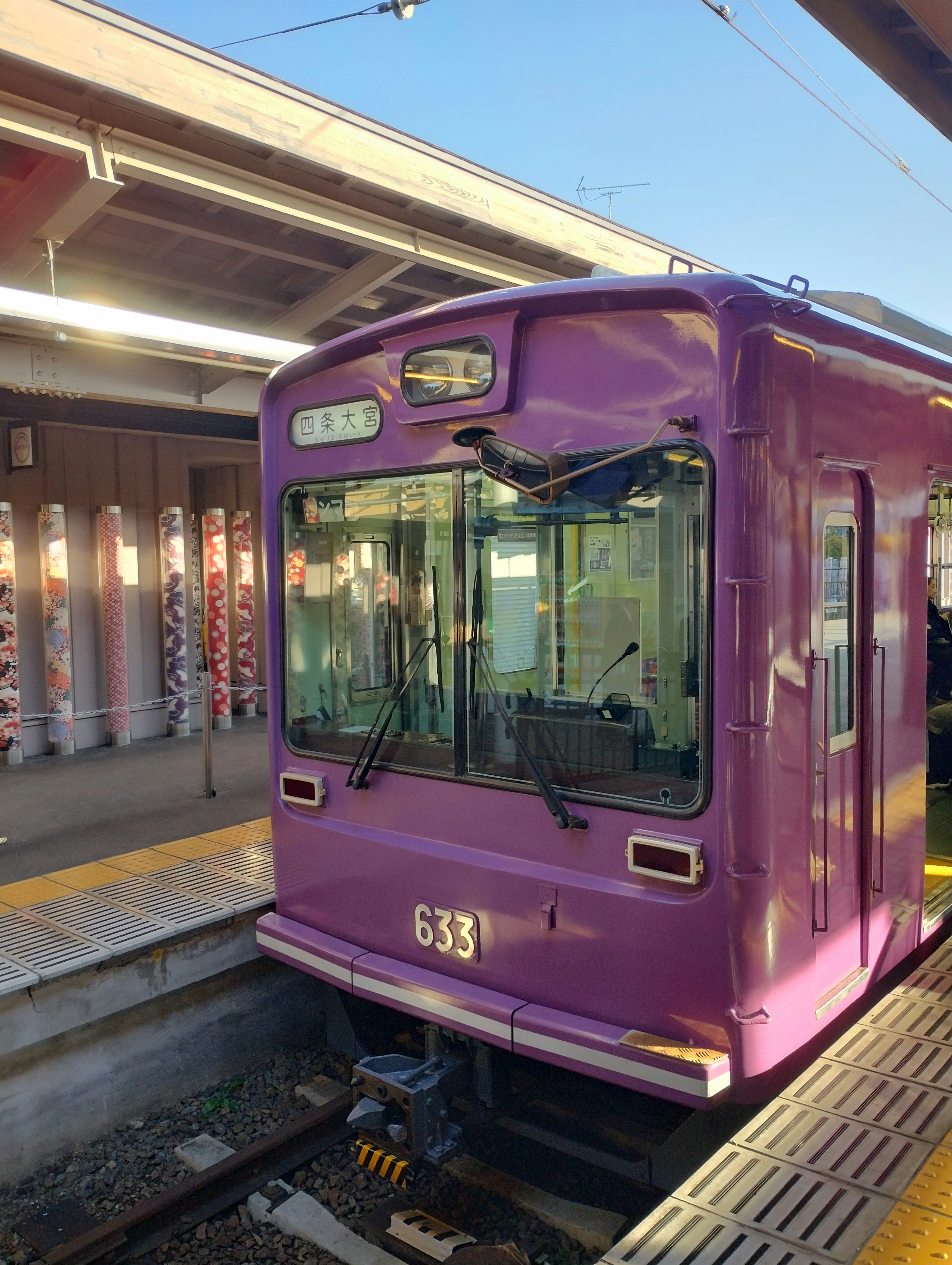 Kereta ungu di stasiun