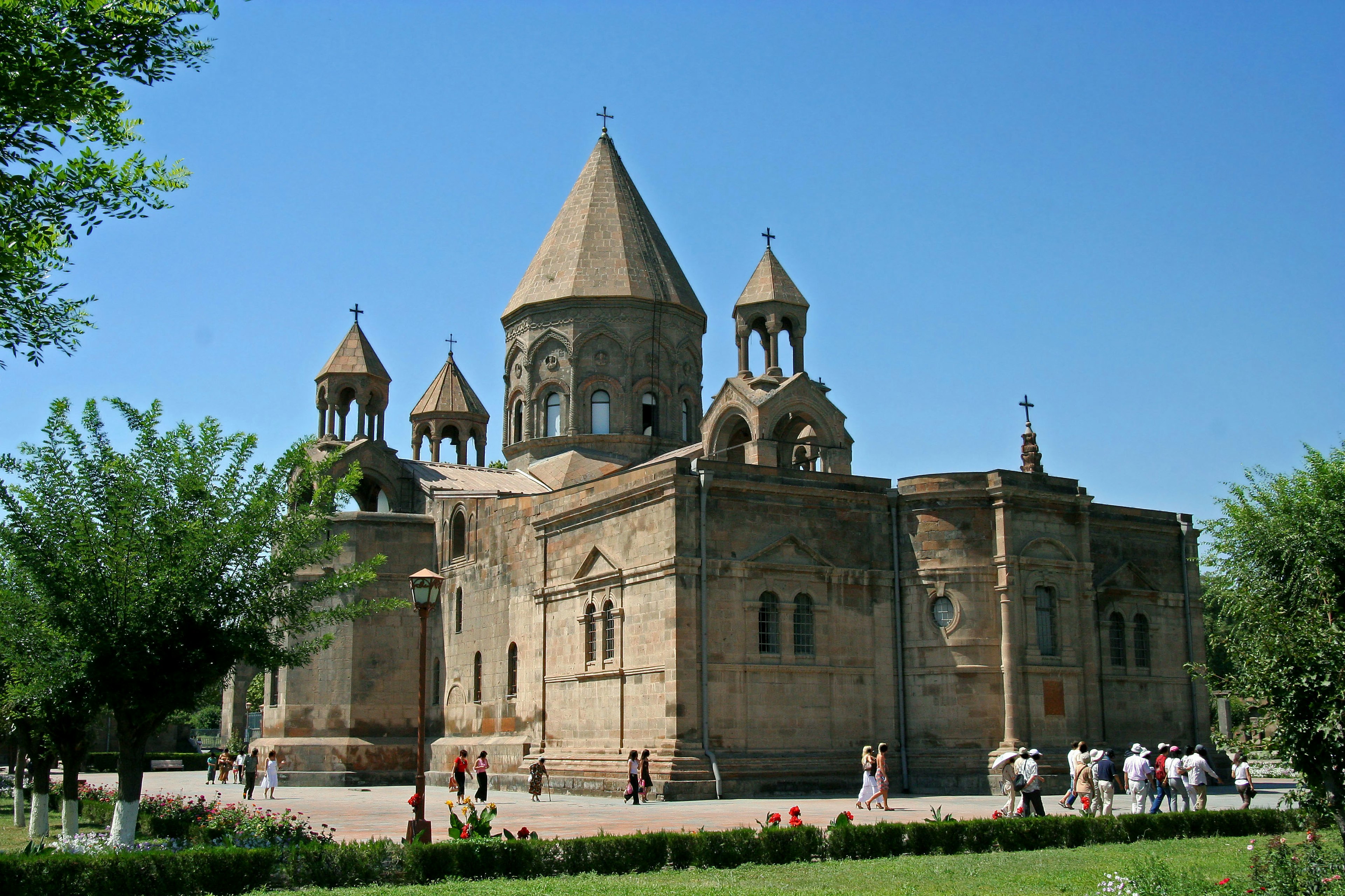 Schöne Fassade einer alten armenischen Kirche umgeben von Grün