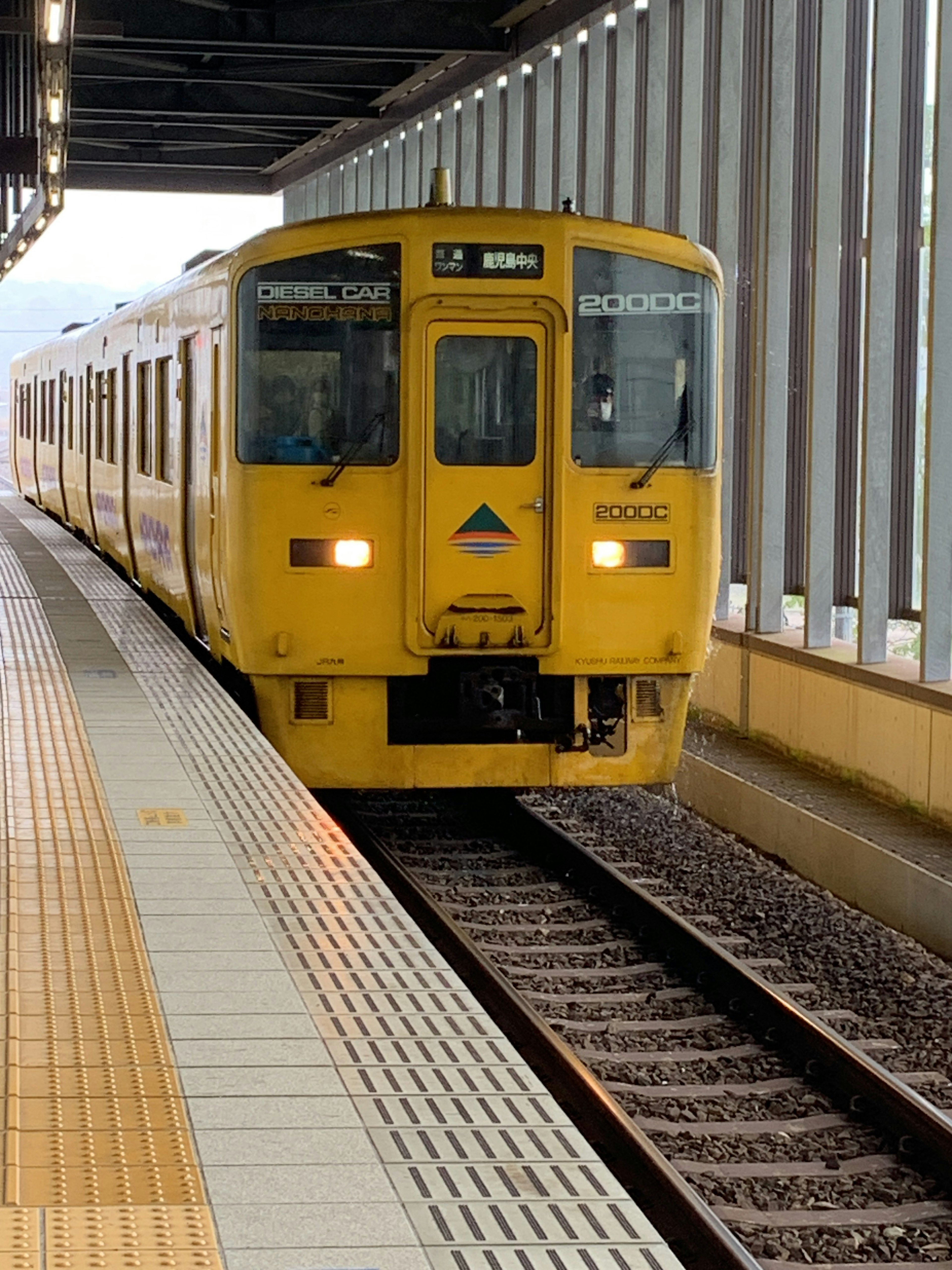 Kereta kuning tiba di stasiun