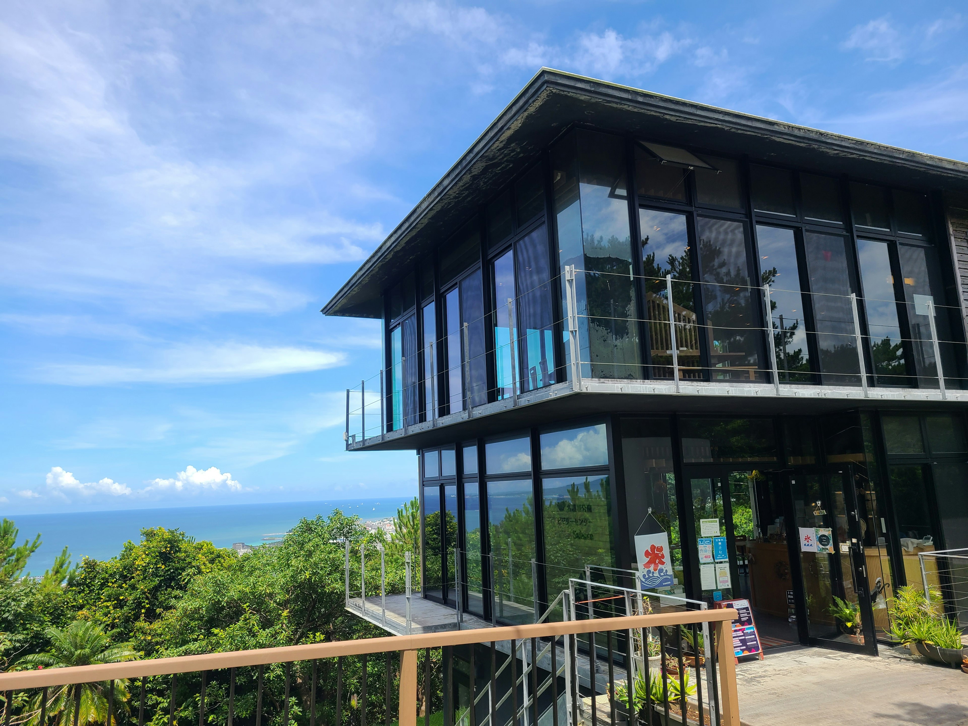 海の近くにある現代的なガラス張りの建物