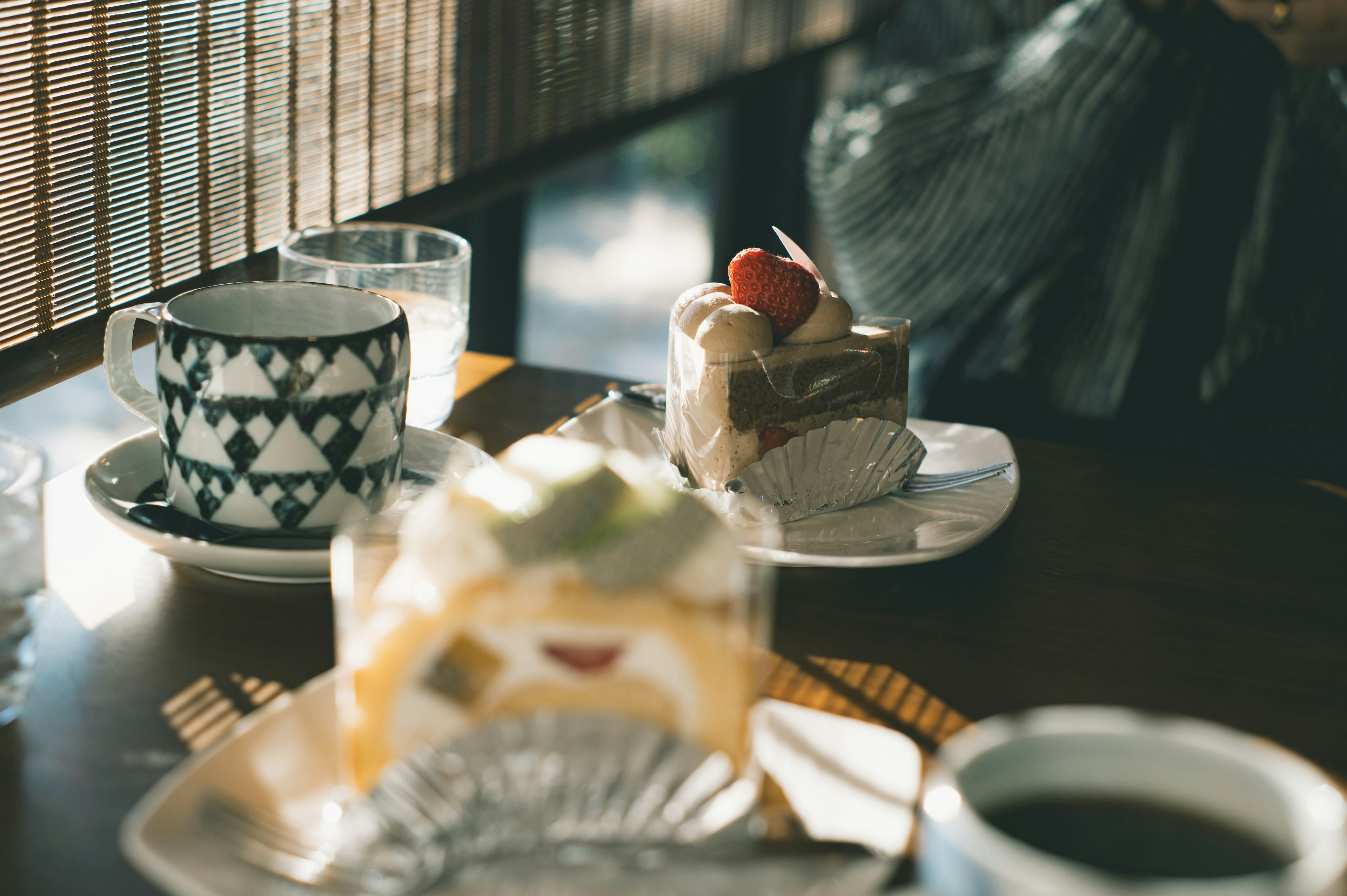 テーブルに並ぶ美しいデザートとコーヒーのセット