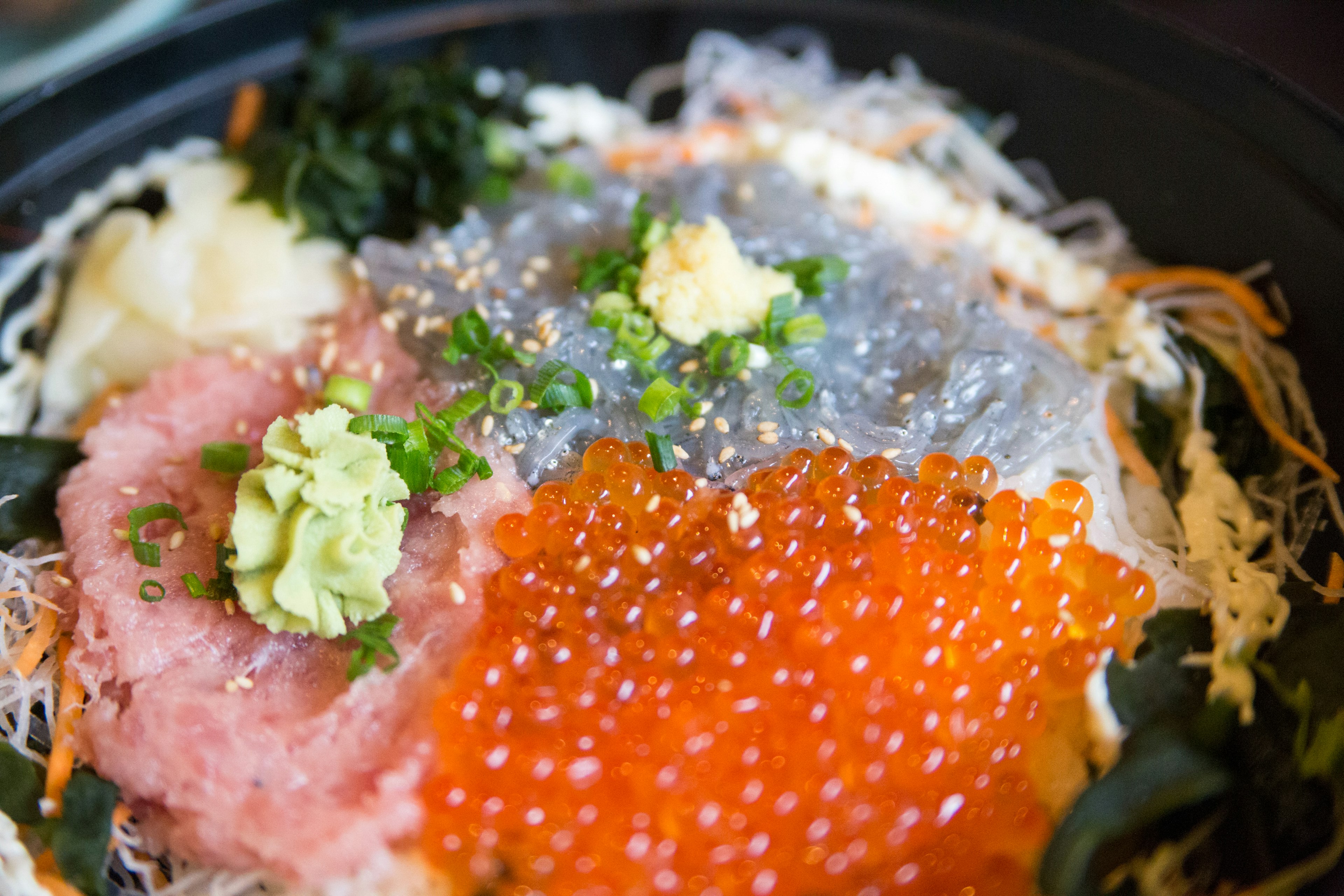 Bunter Meeresfrüchte-Bowl mit lebhaften Lachsrogen und Wasabi