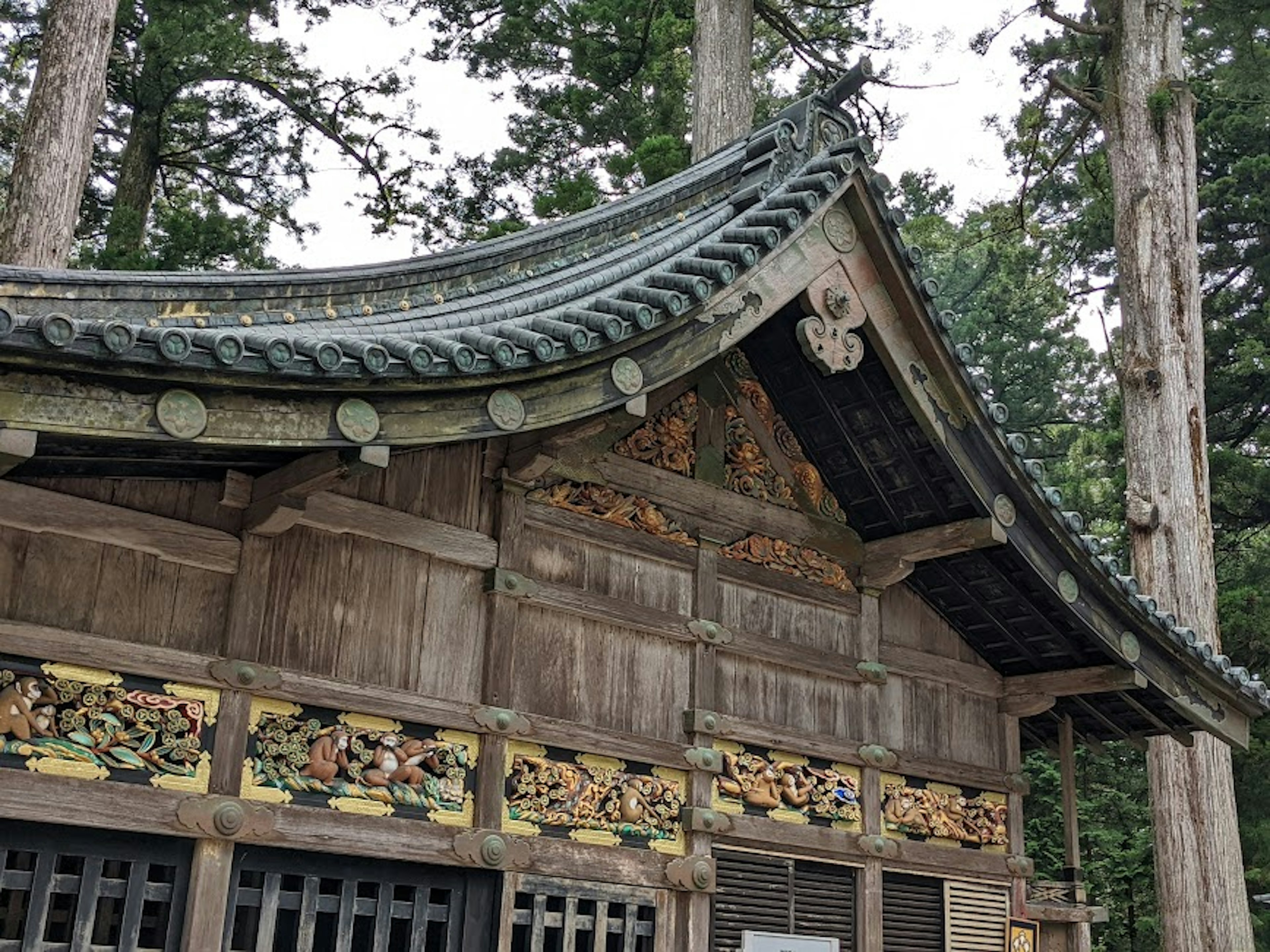 Japanisches Schreingebäude mit schönem Dach und kunstvollen Holzschnitzereien