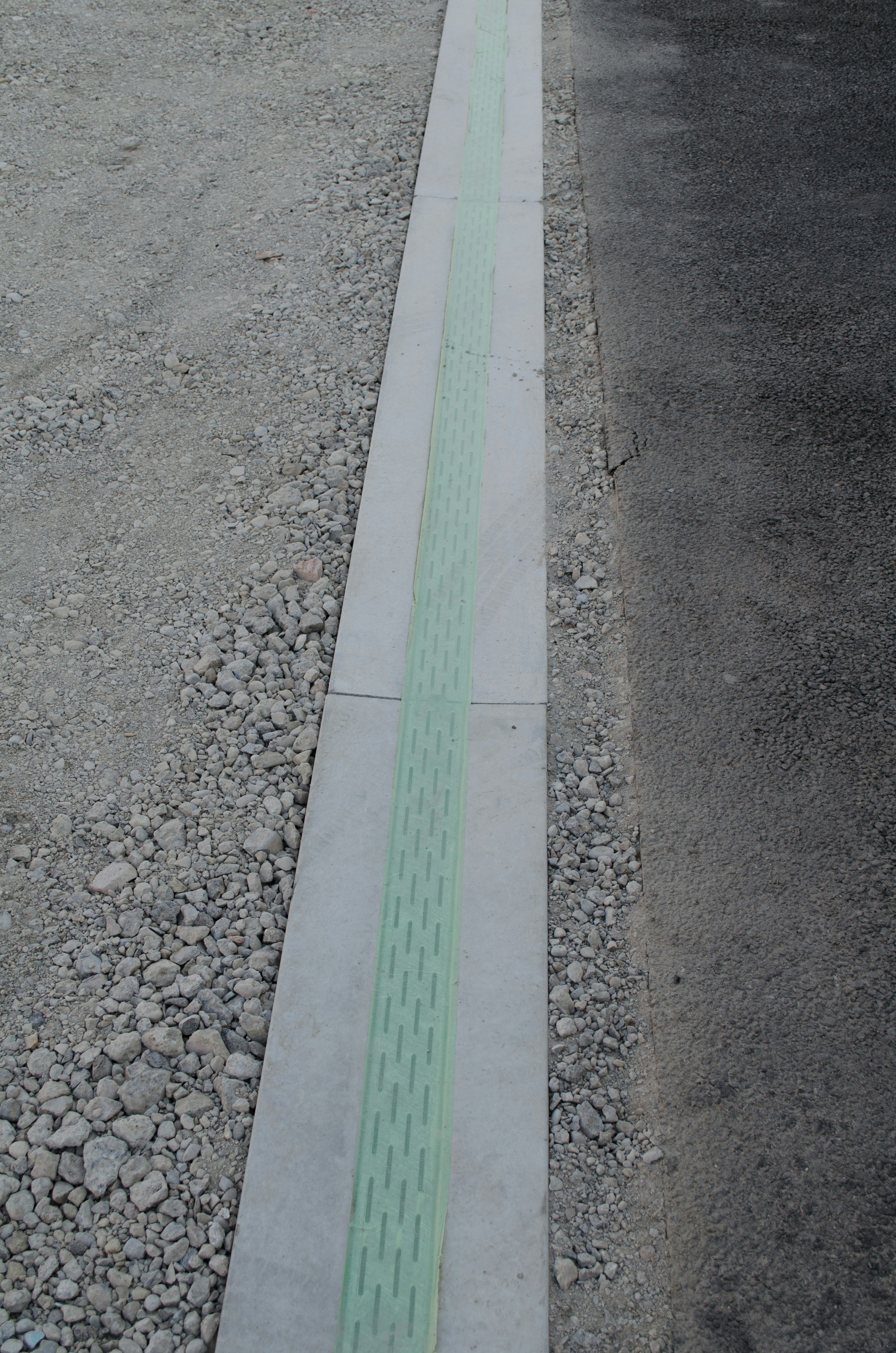 Borde de carretera pavimentada con una línea verde distintiva