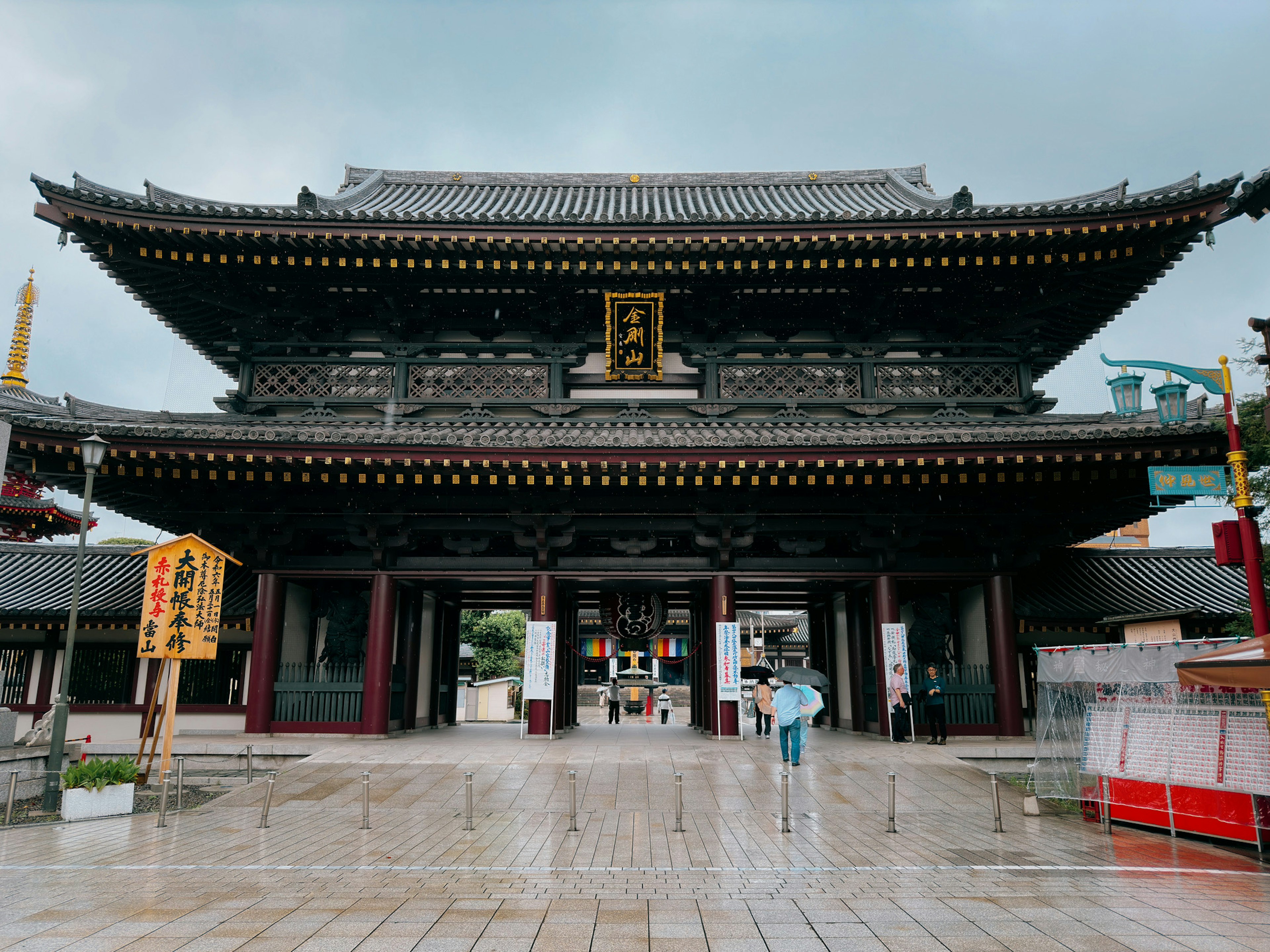 美しい日本の寺院の門、豪華な屋根と装飾が特徴