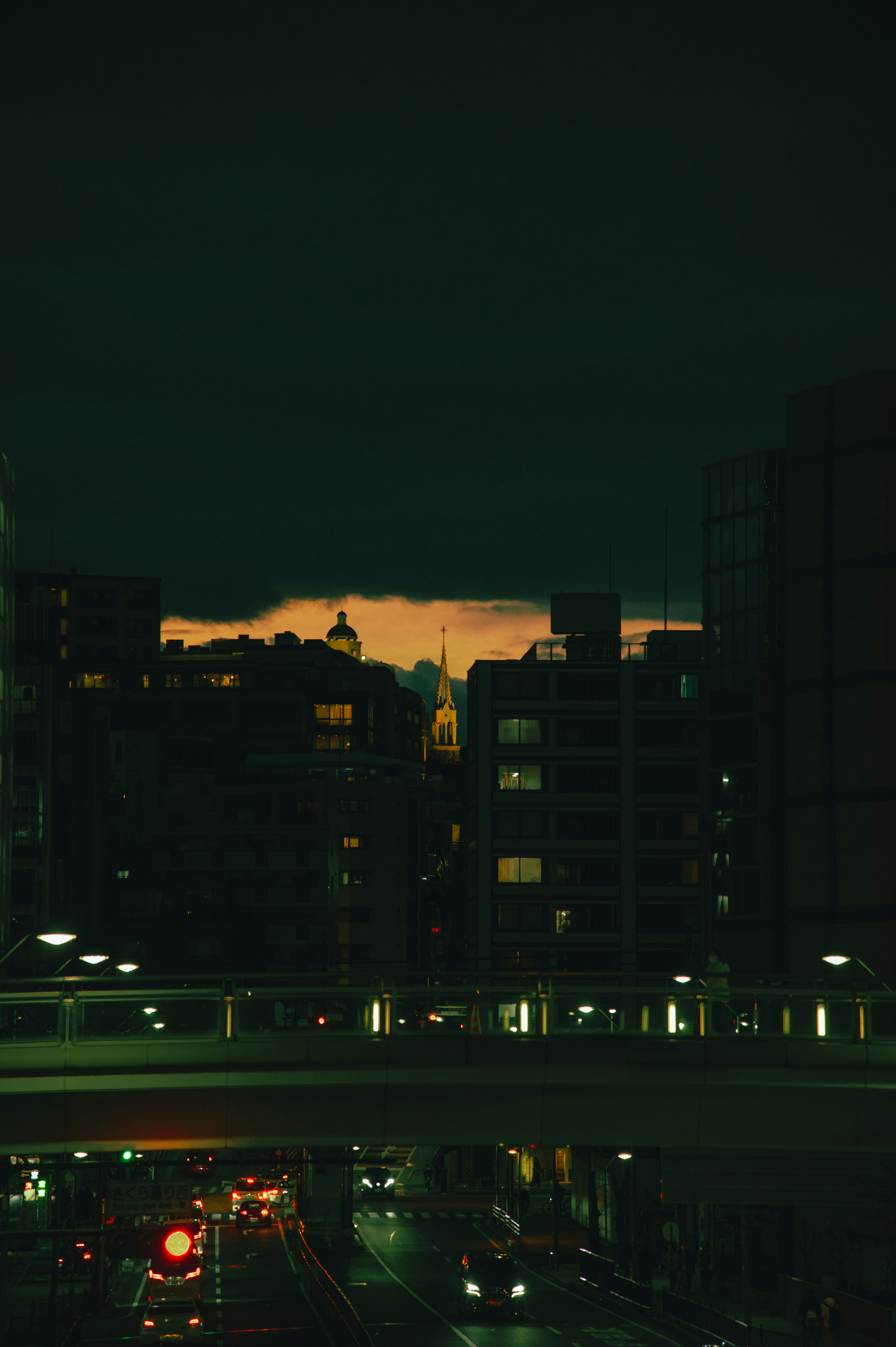 Paesaggio urbano scuro con cielo arancione al tramonto