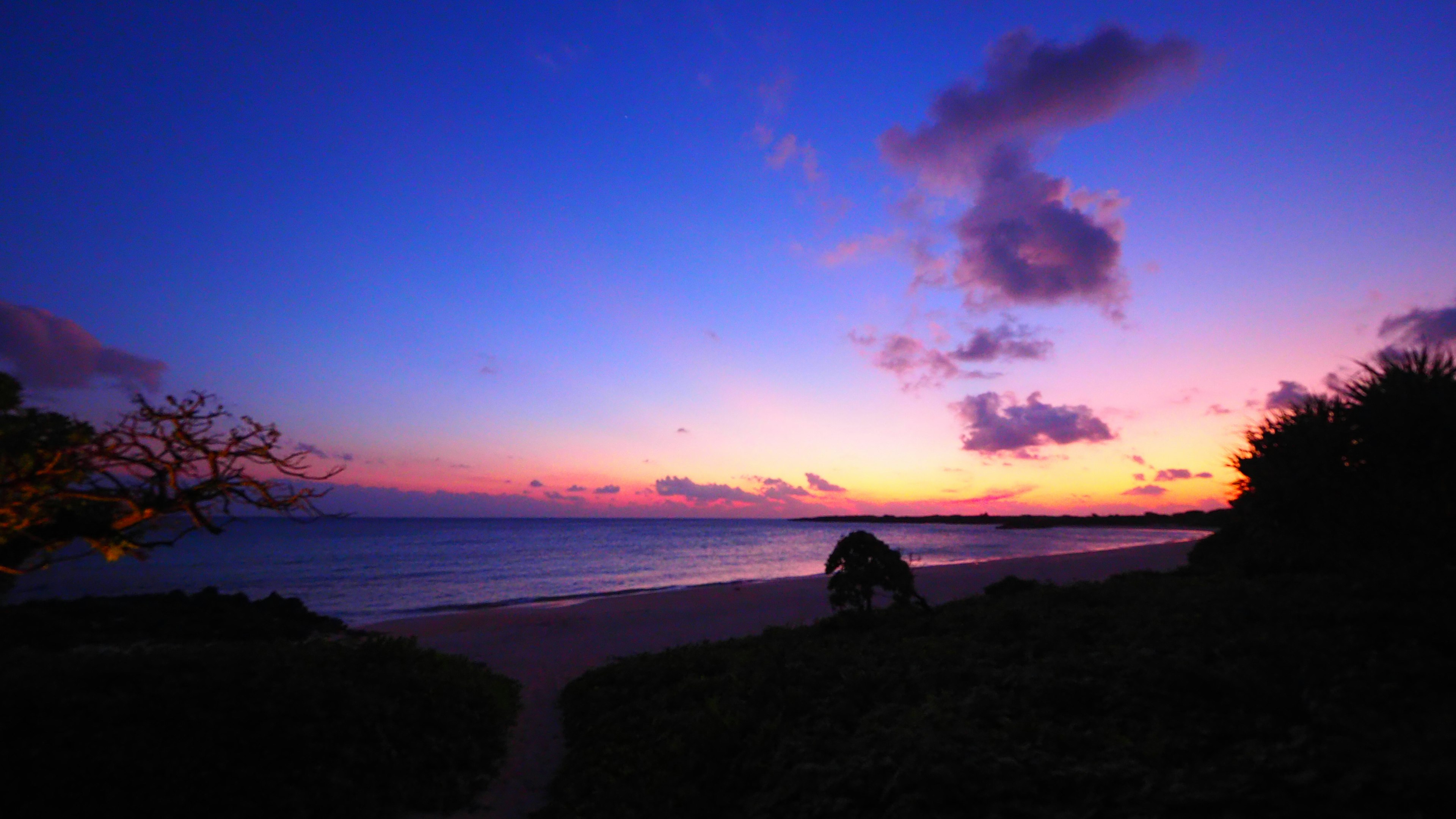 Schöner Sonnenuntergang über der Küste mit blauem und lila Himmel