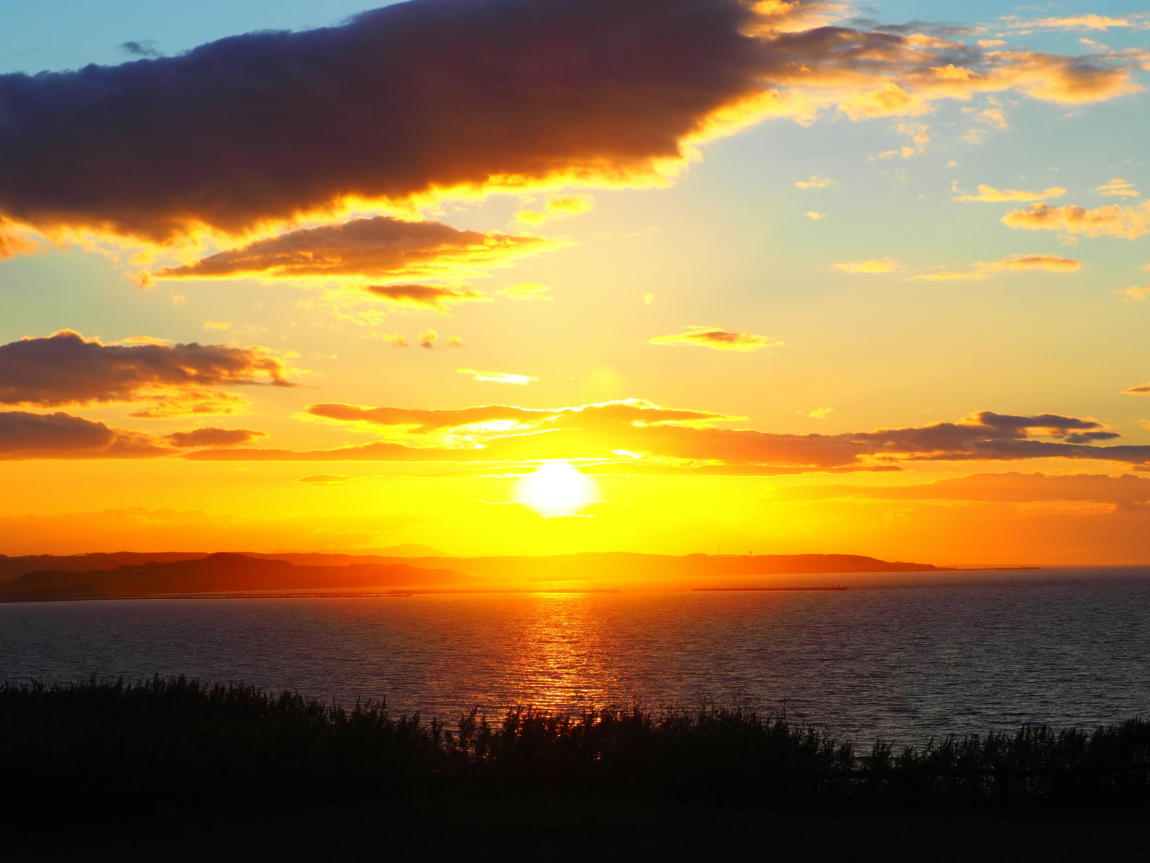 Schöne Landschaft mit Sonnenuntergang über dem Ozean