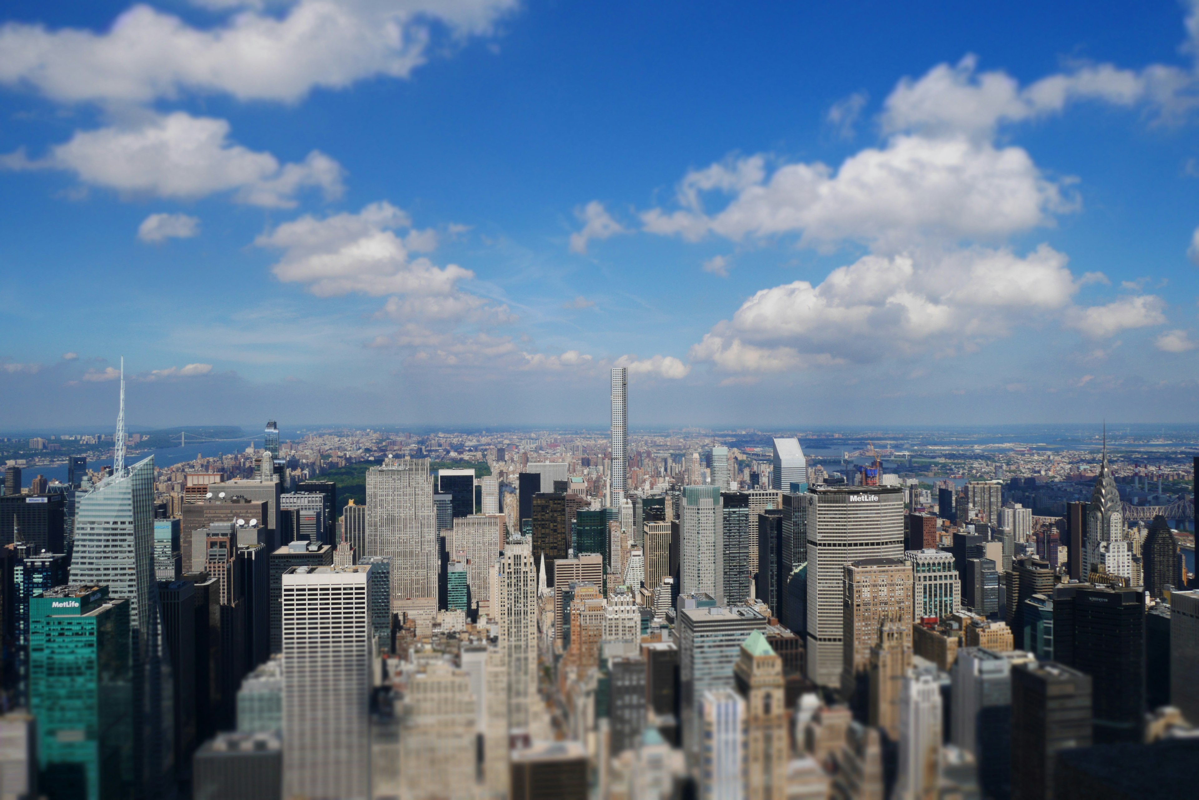 Luftaufnahme von New York City mit Wolkenkratzern und blauem Himmel