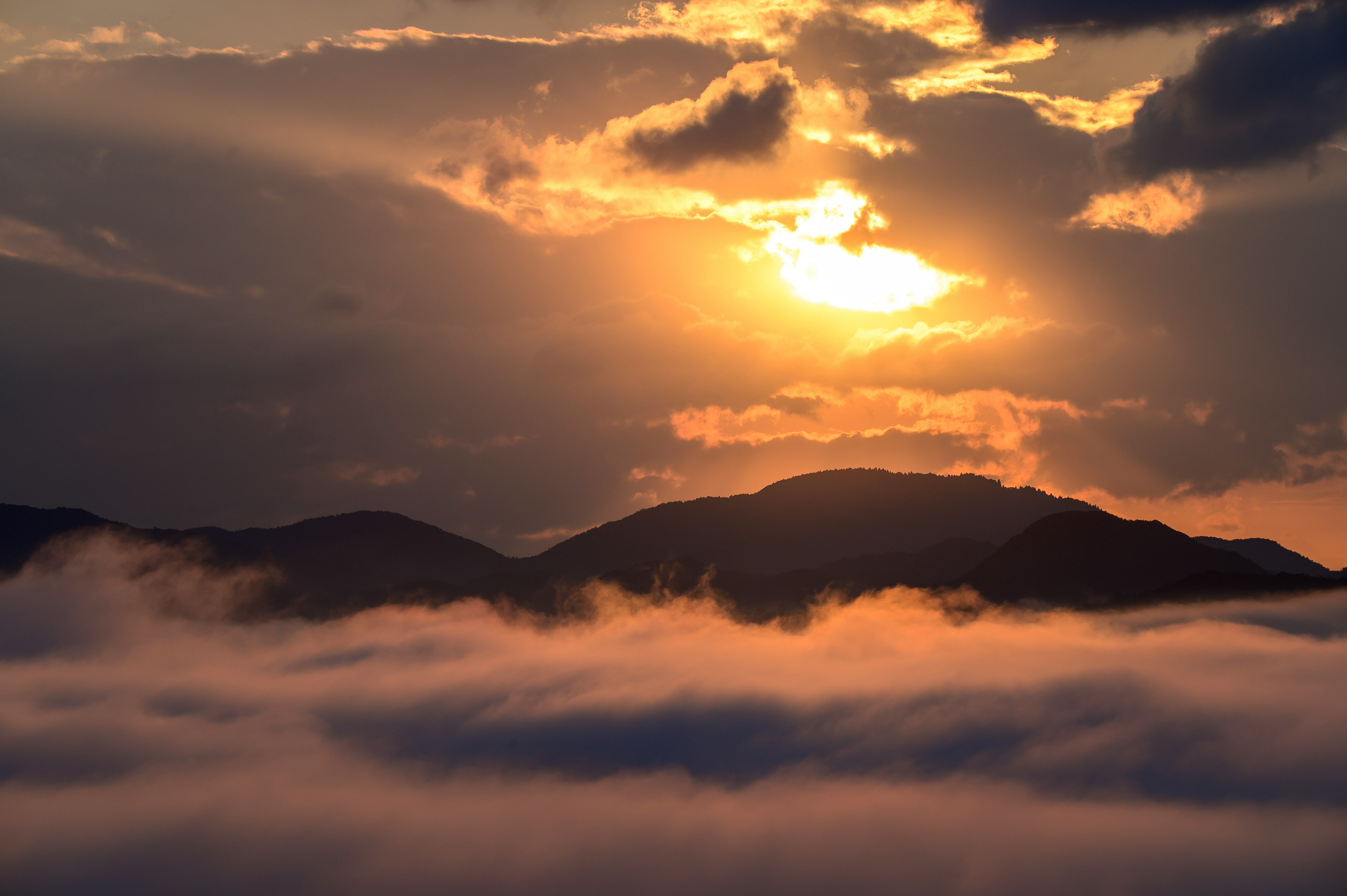 Stupendo paesaggio del tramonto sopra un mare di nuvole