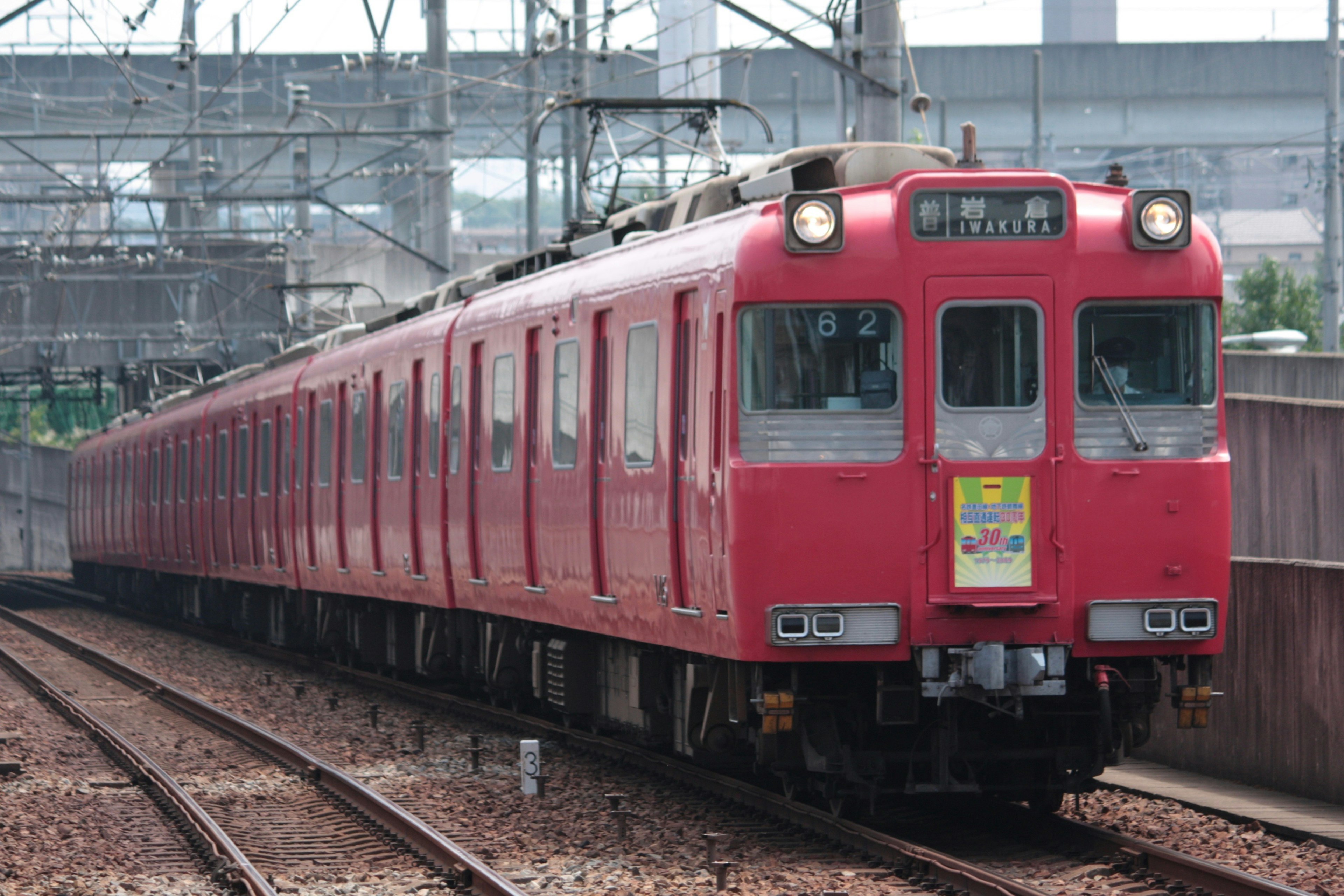 赤い電車が駅に停車している風景