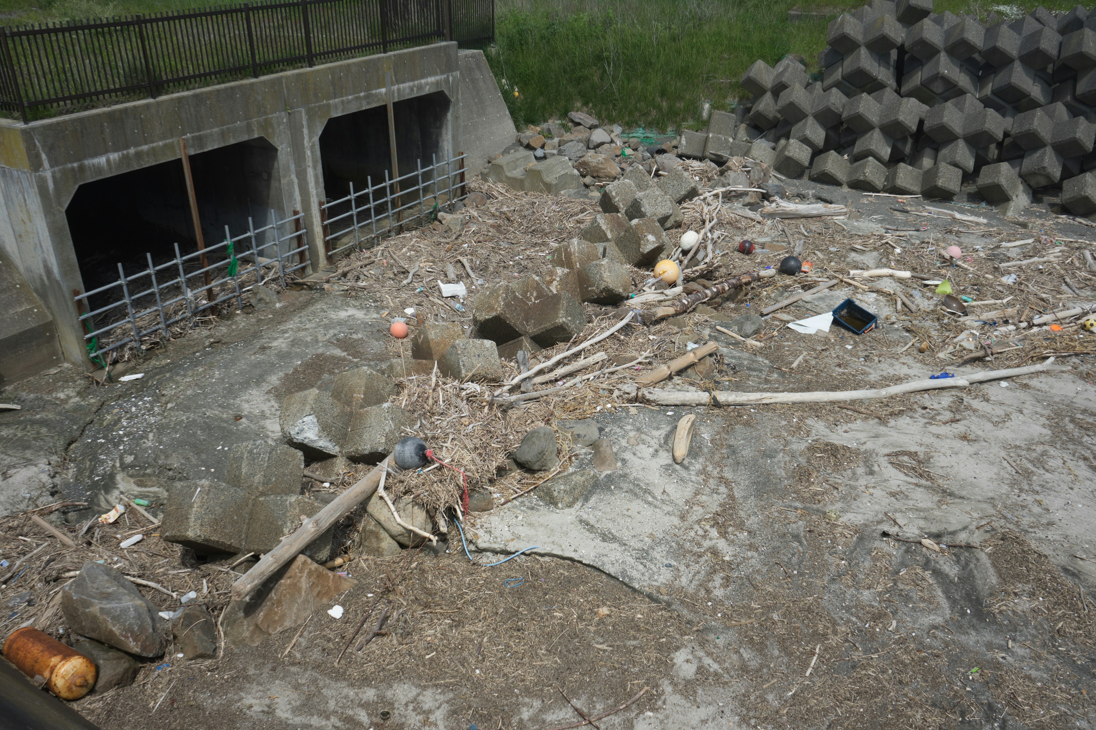 Ein vermüllter Boden mit Trümmern und Betonstrukturen