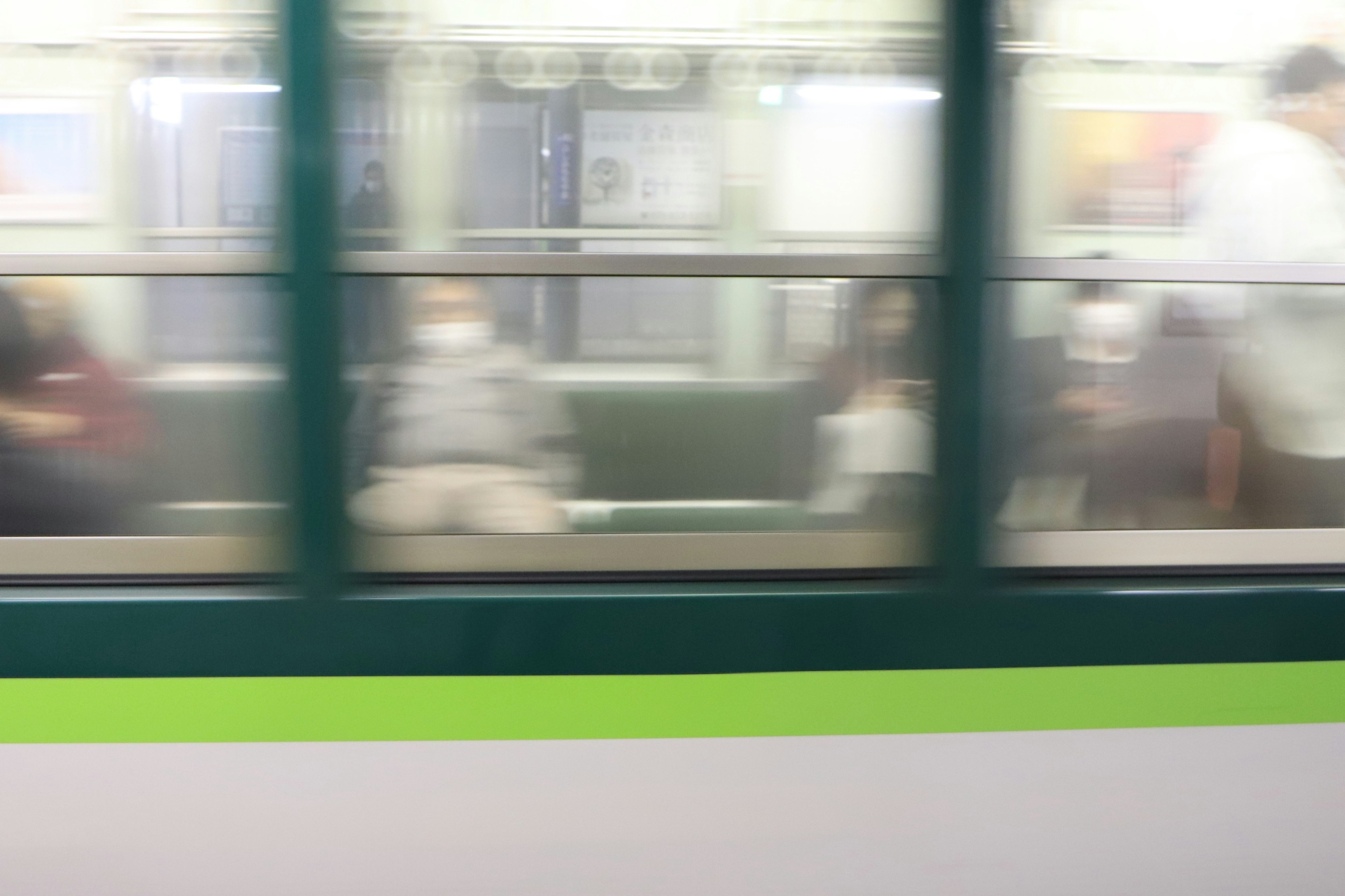 Persone sedute all'interno di un treno in movimento con sfocatura