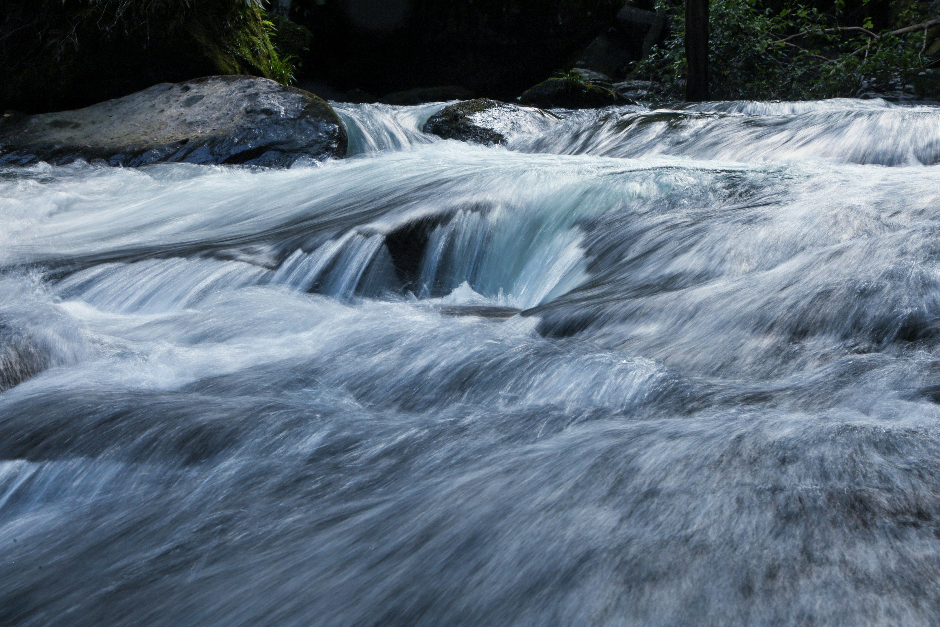 Schöner Flussfluss mit Wasser, das über Felsen fließt