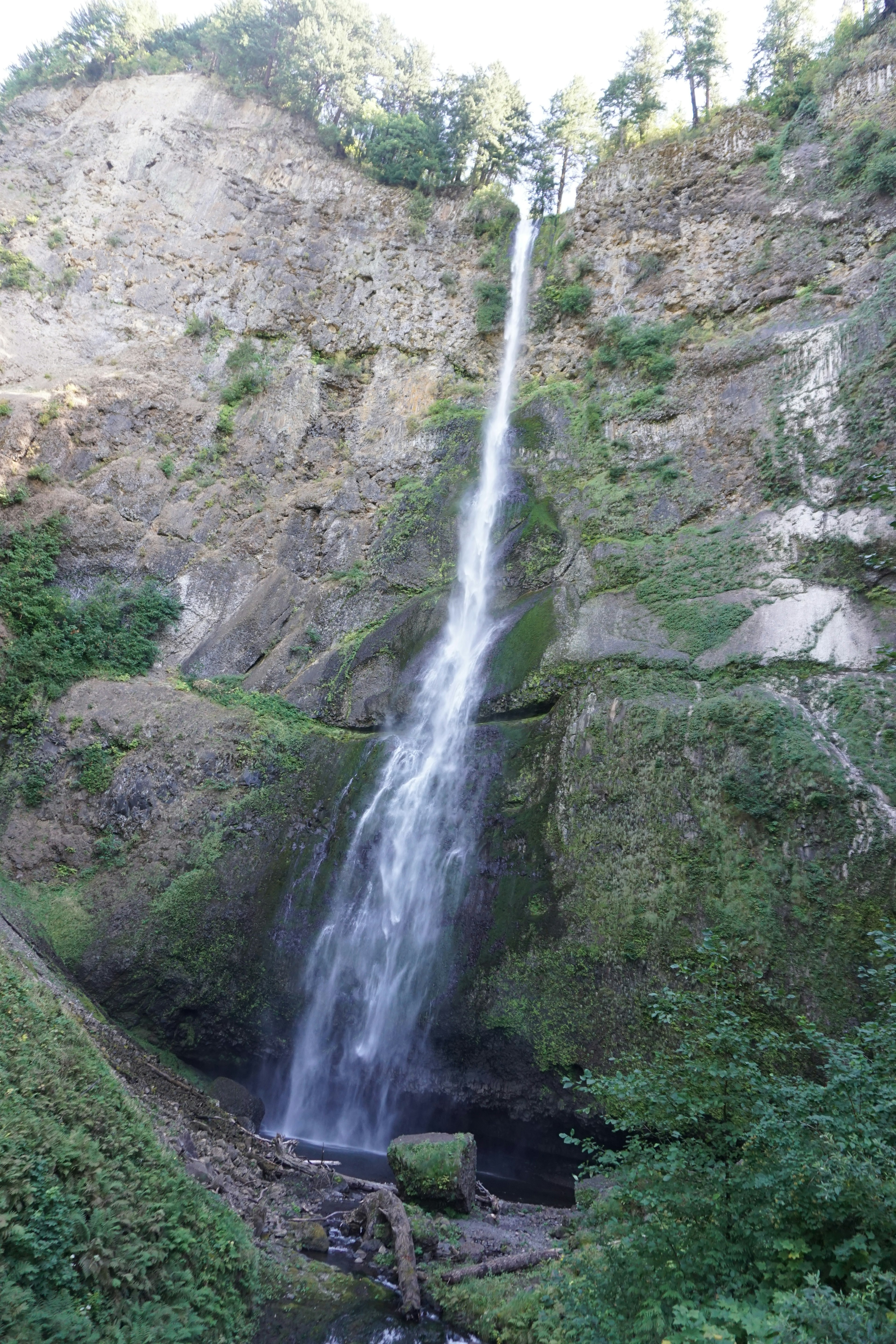 Bellissimo paesaggio di una cascata che scende da una scogliera rocciosa