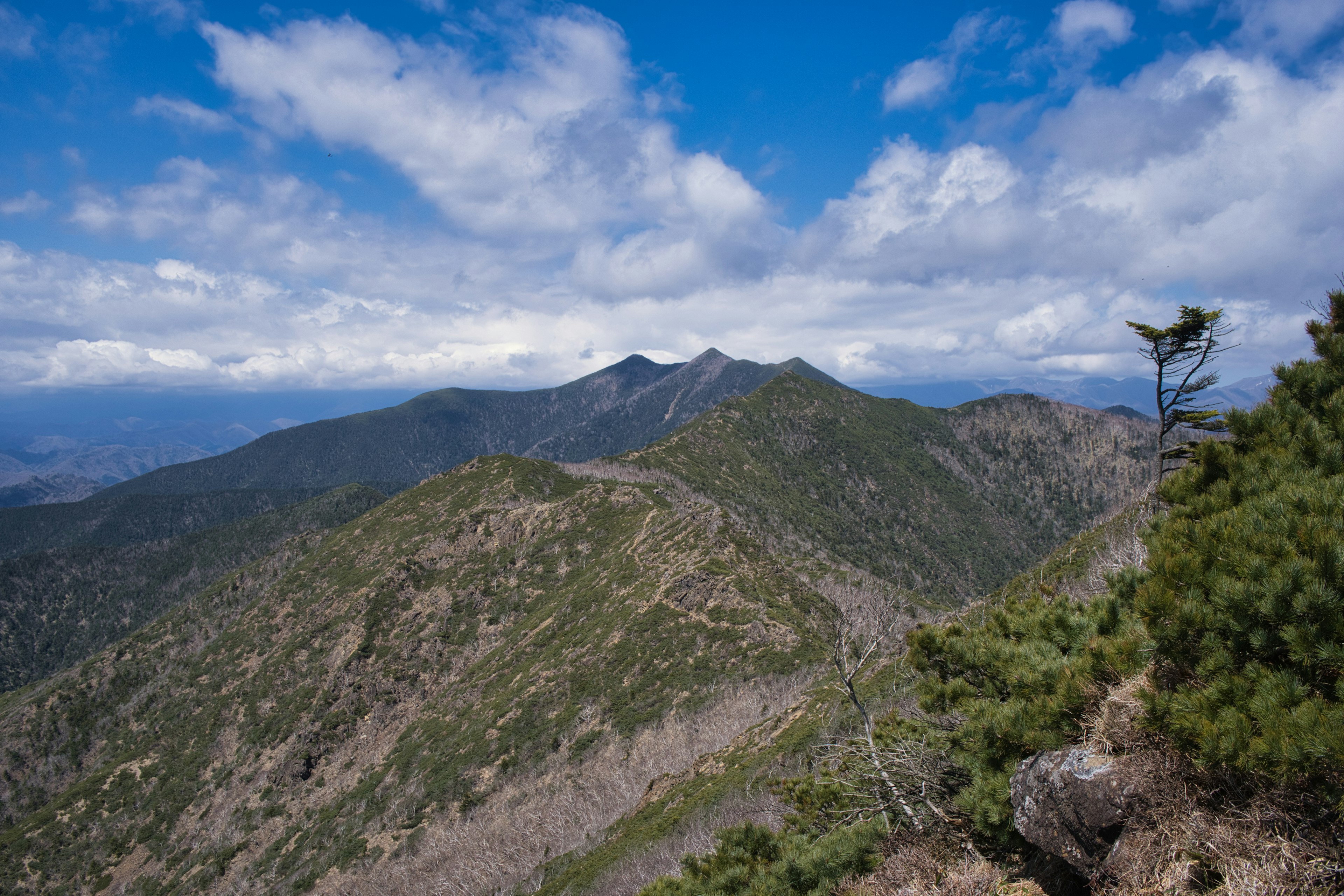 Paesaggio bellissimo con montagne e cielo blu