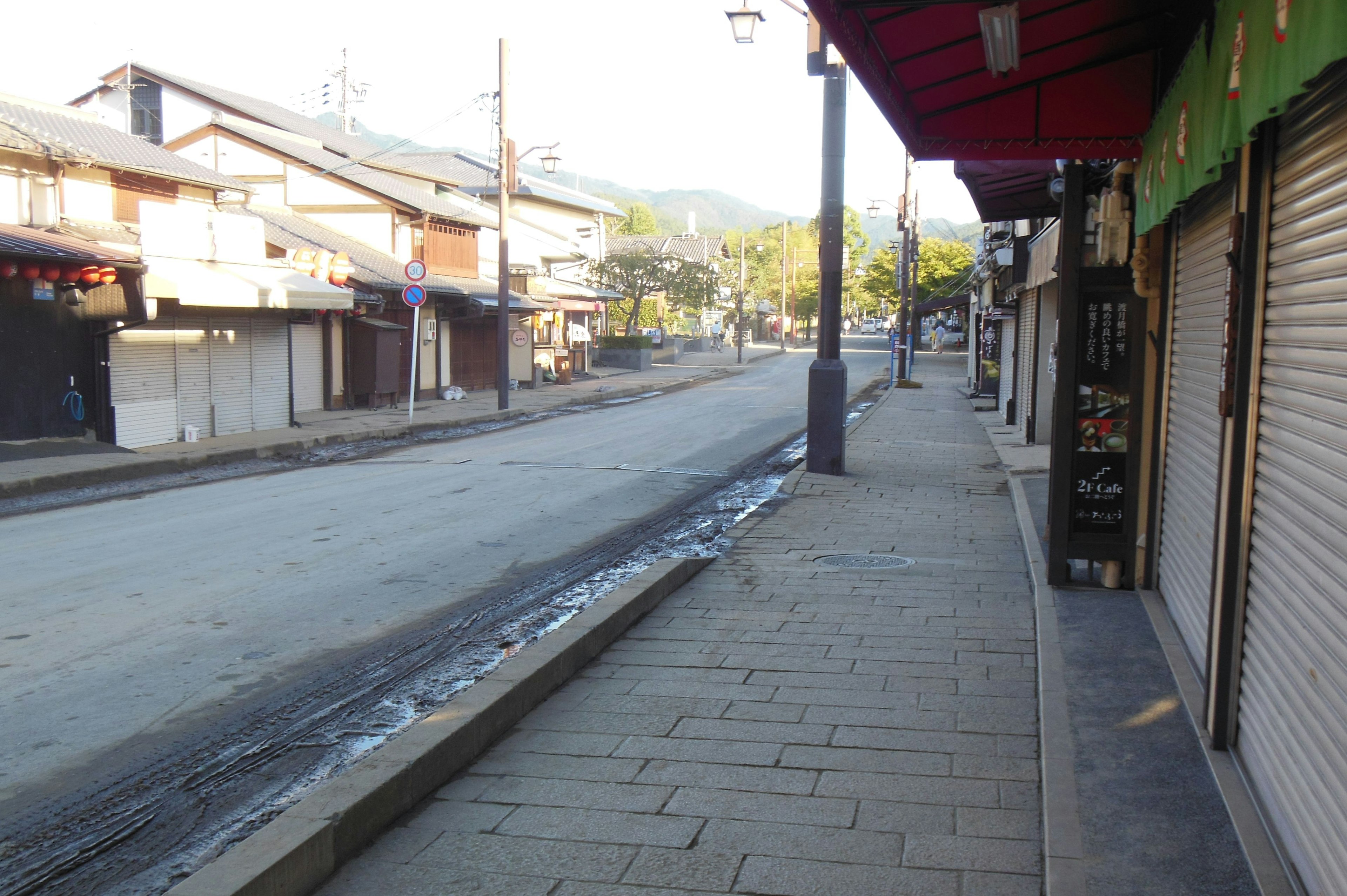 静かな通りに並ぶ伝統的な建物と歩道