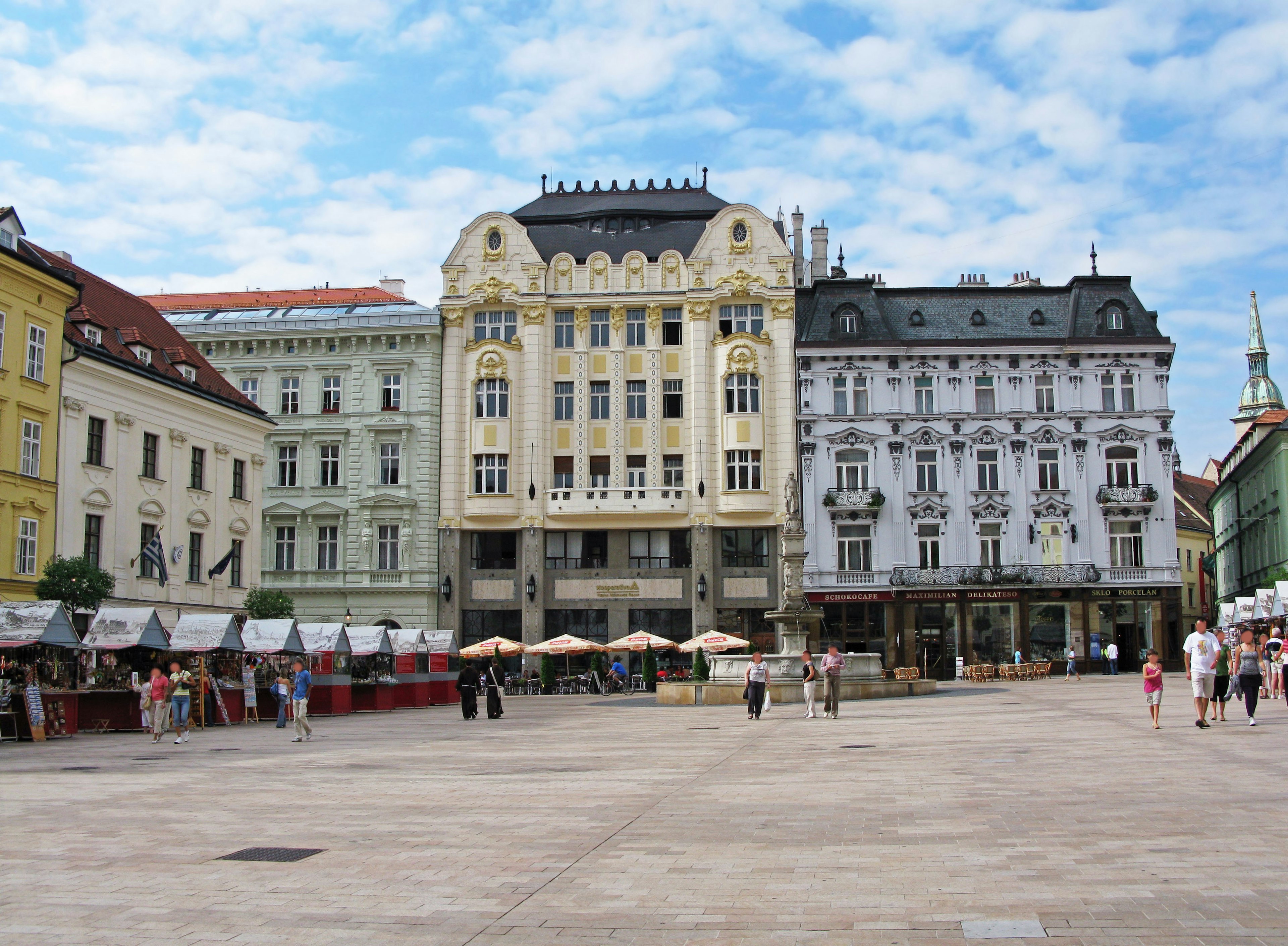 Historische Gebäude auf einem Platz mit blauem Himmel