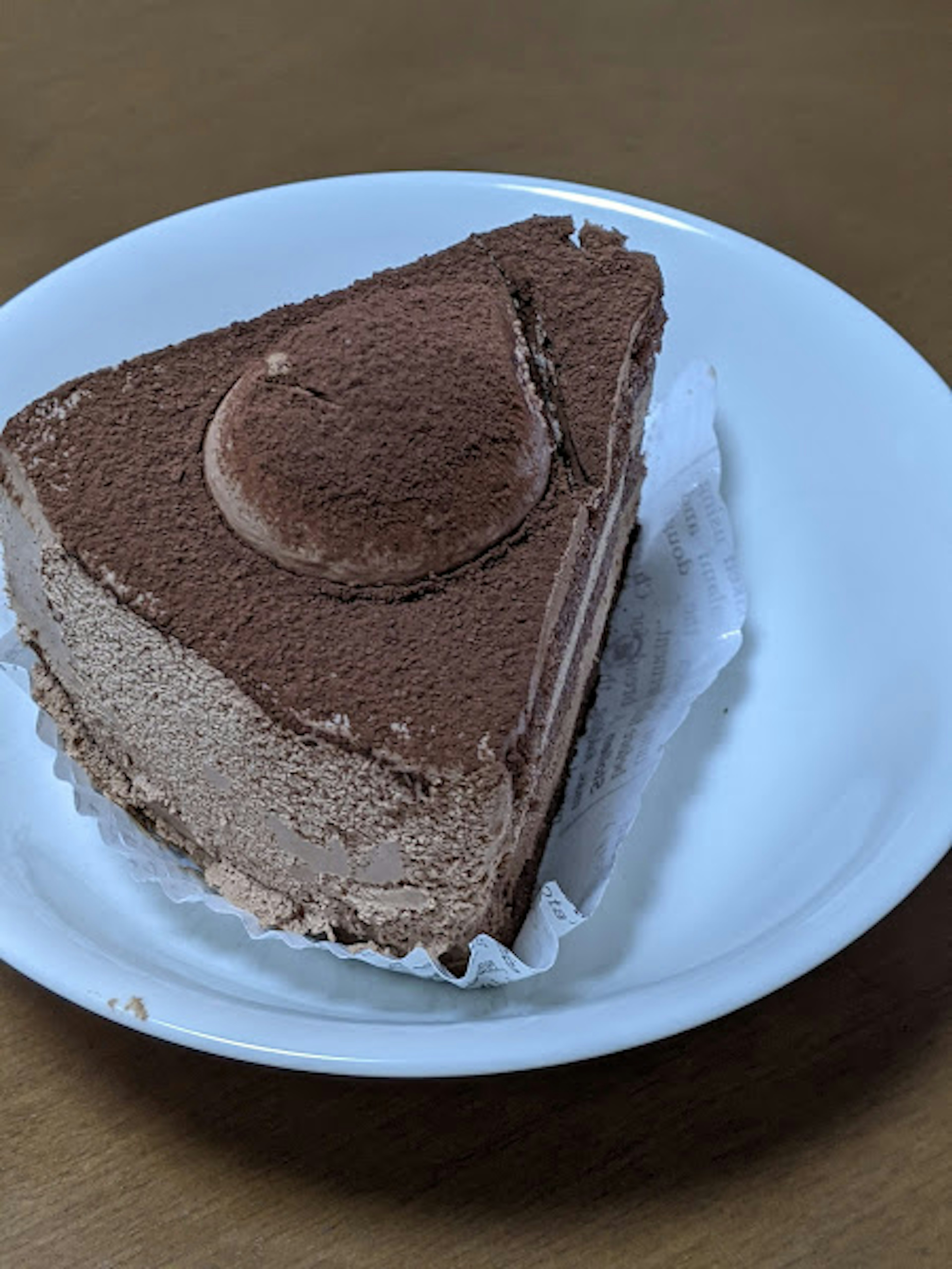 Una fetta di torta al cioccolato su un piatto bianco