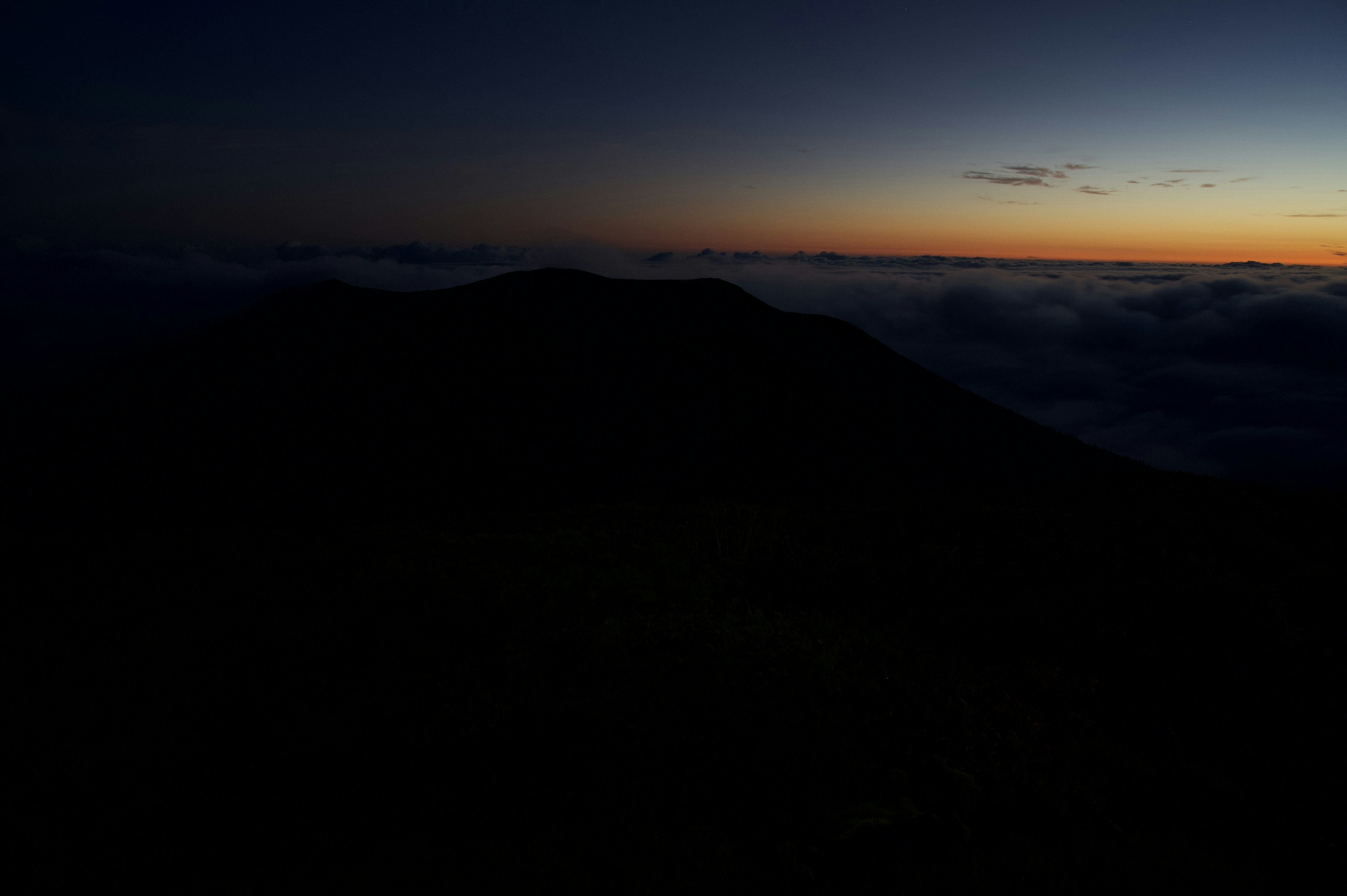 Silhouette d'une montagne avec lumière de l'aube