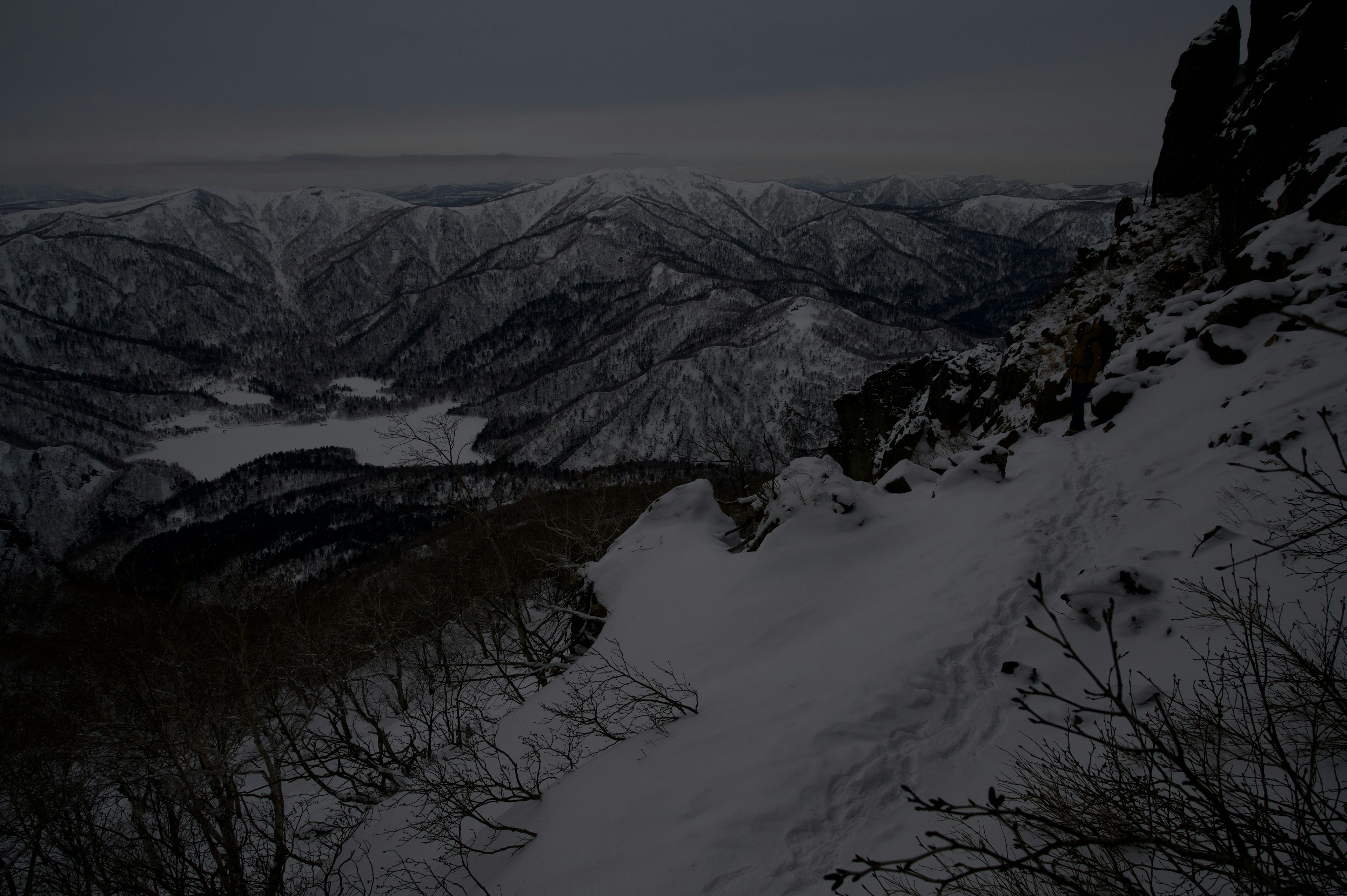 雪に覆われた山々の景色と暗い空