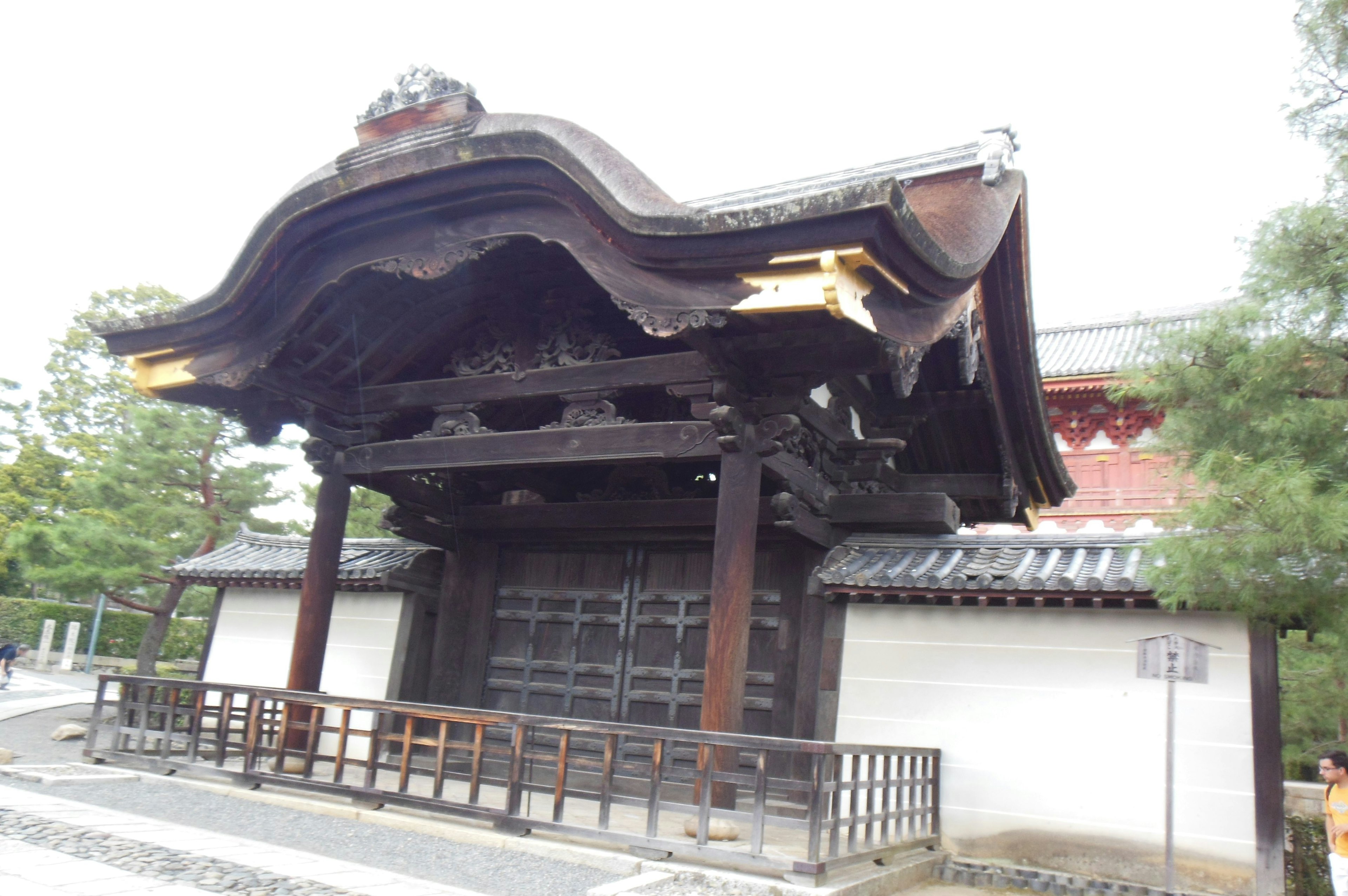 Pintu kayu yang indah dari bangunan Jepang tradisional