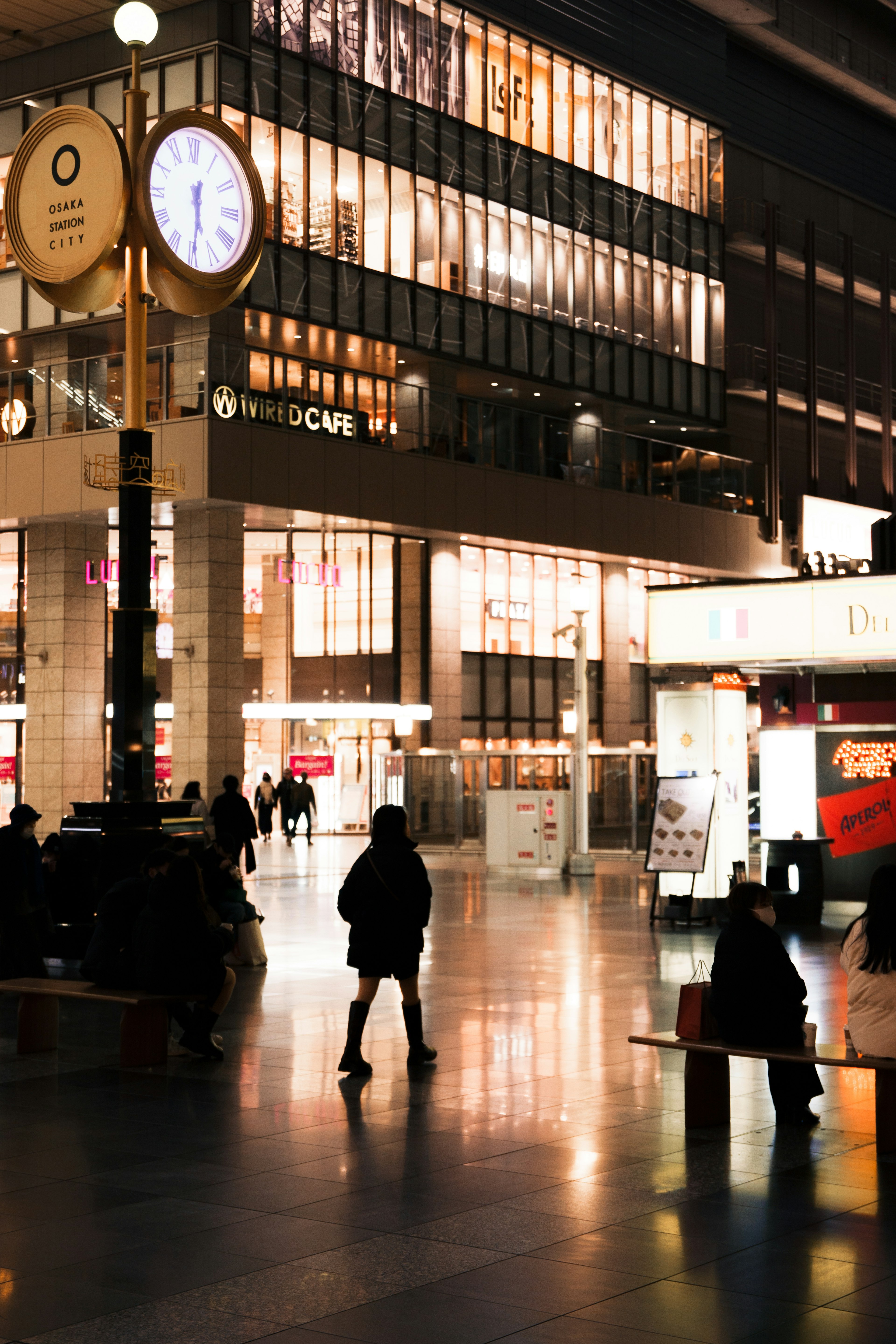 駅の外観と時計が見える夜の風景