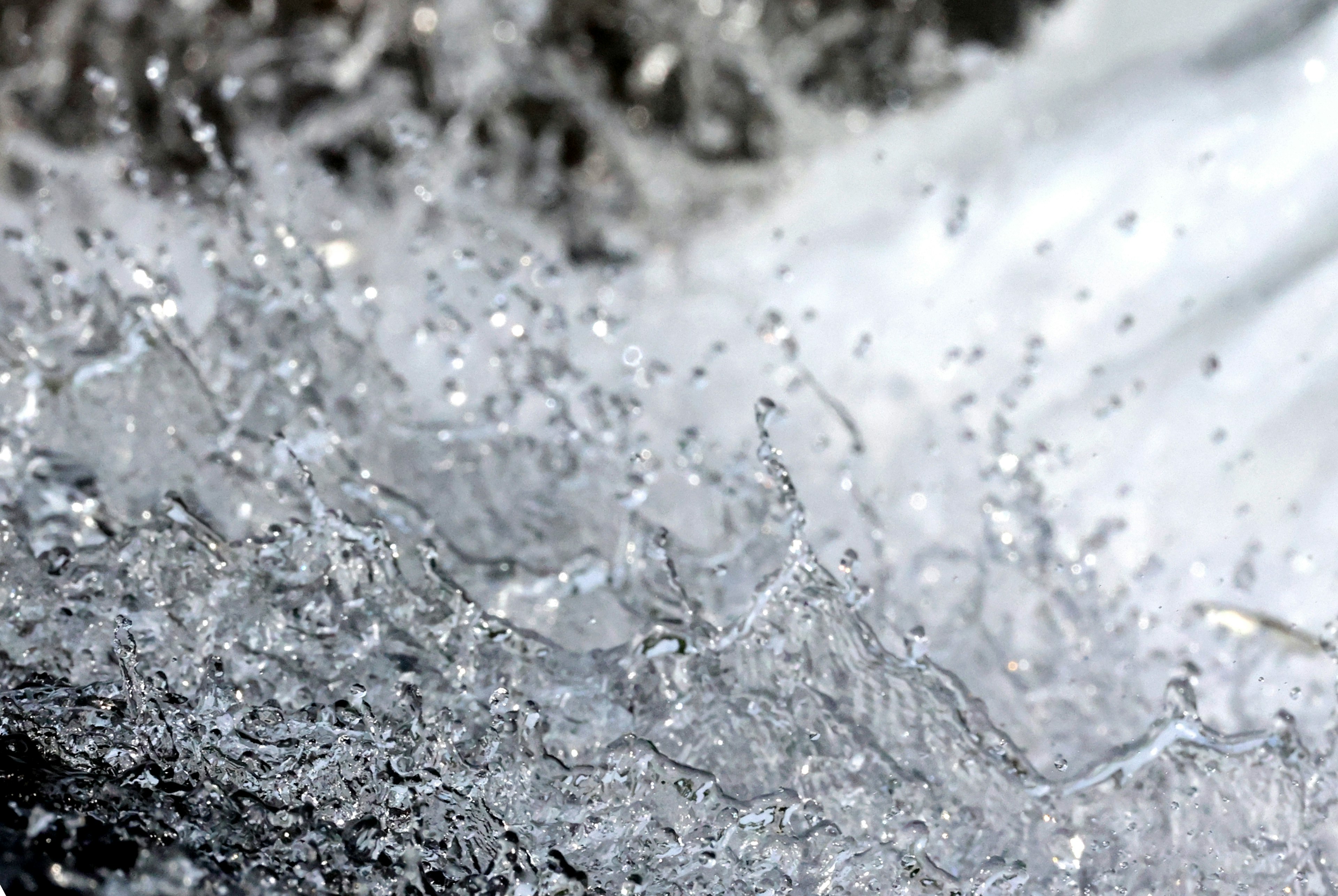 Nahaufnahme von Wasserspritzern, die die dynamische Bewegung des fließenden Wassers einfangen