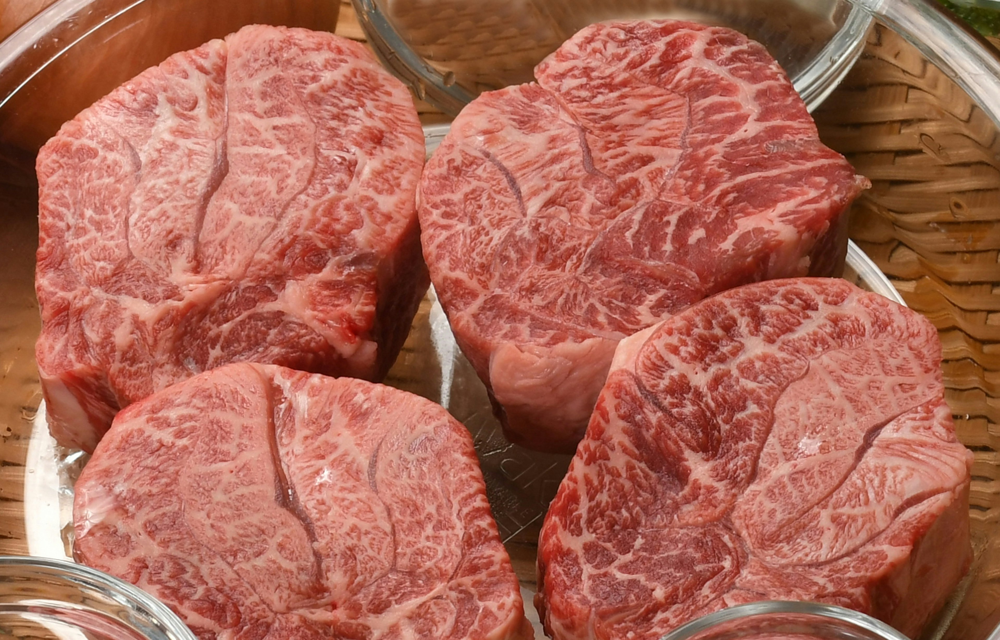 Potongan steak wagyu berkualitas tinggi disusun di atas piring