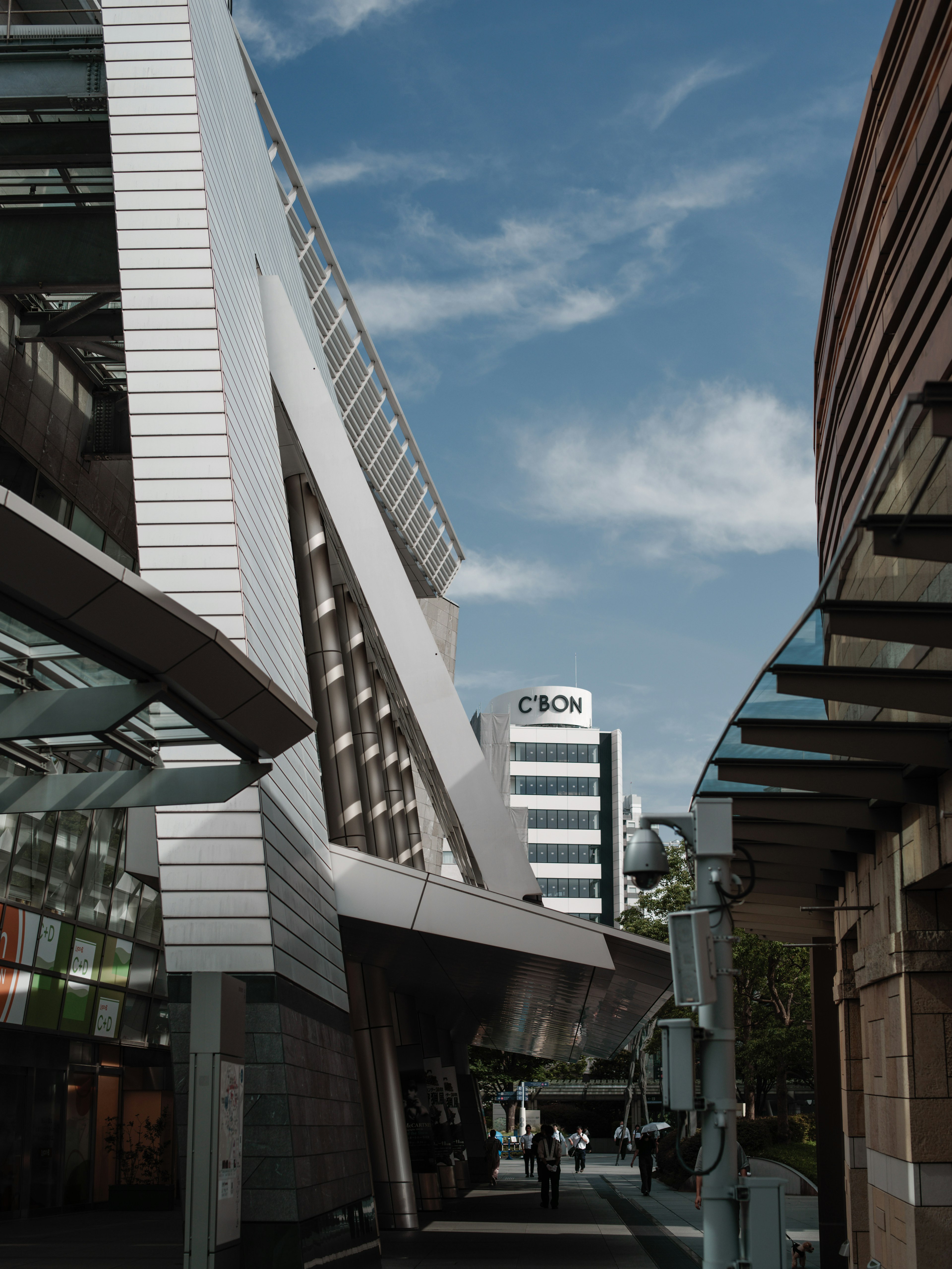 Vista de calle arquitectónica moderna con cielo brillante y diseños de edificios geométricos