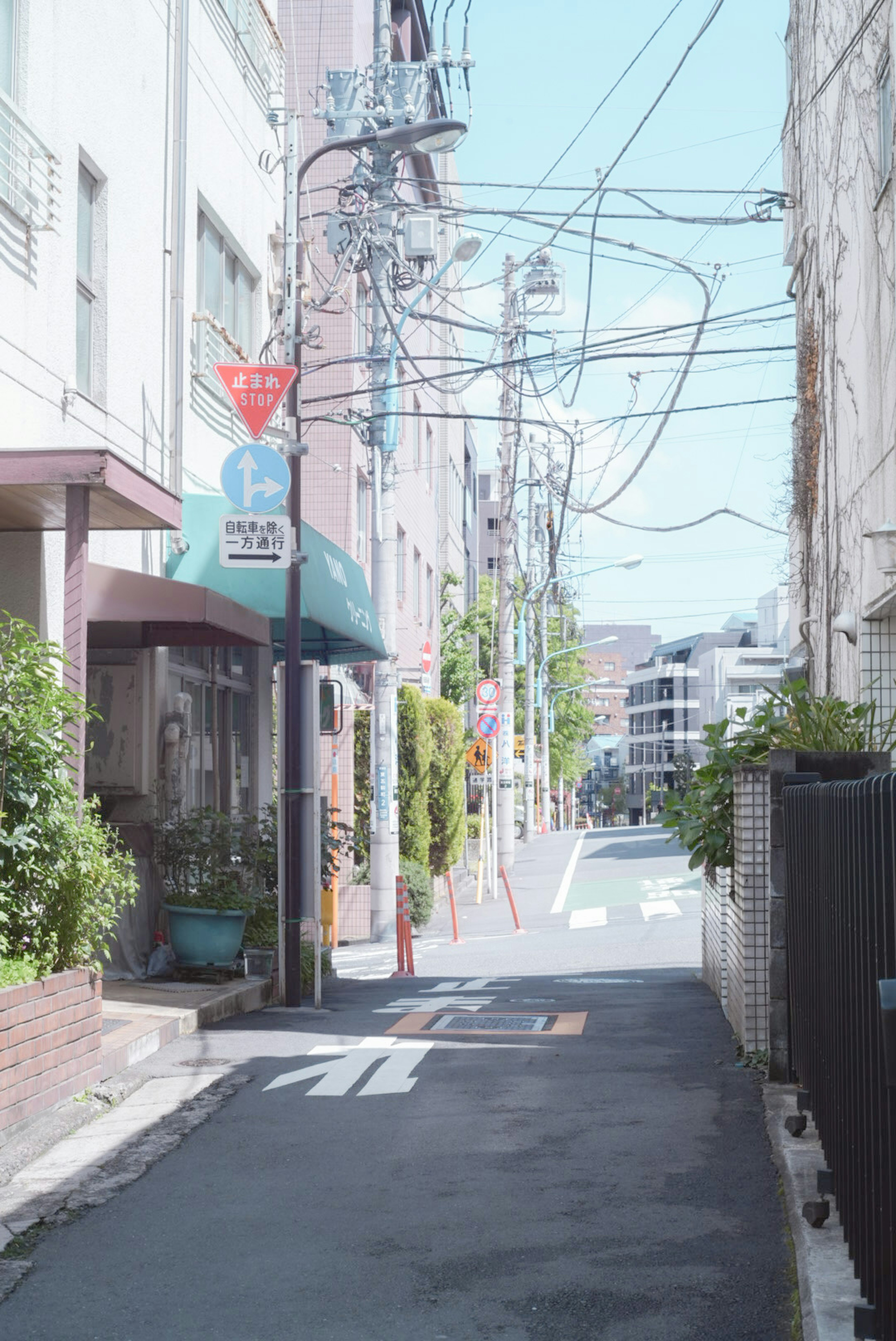 Rue étroite bordée de bâtiments et de lignes électriques