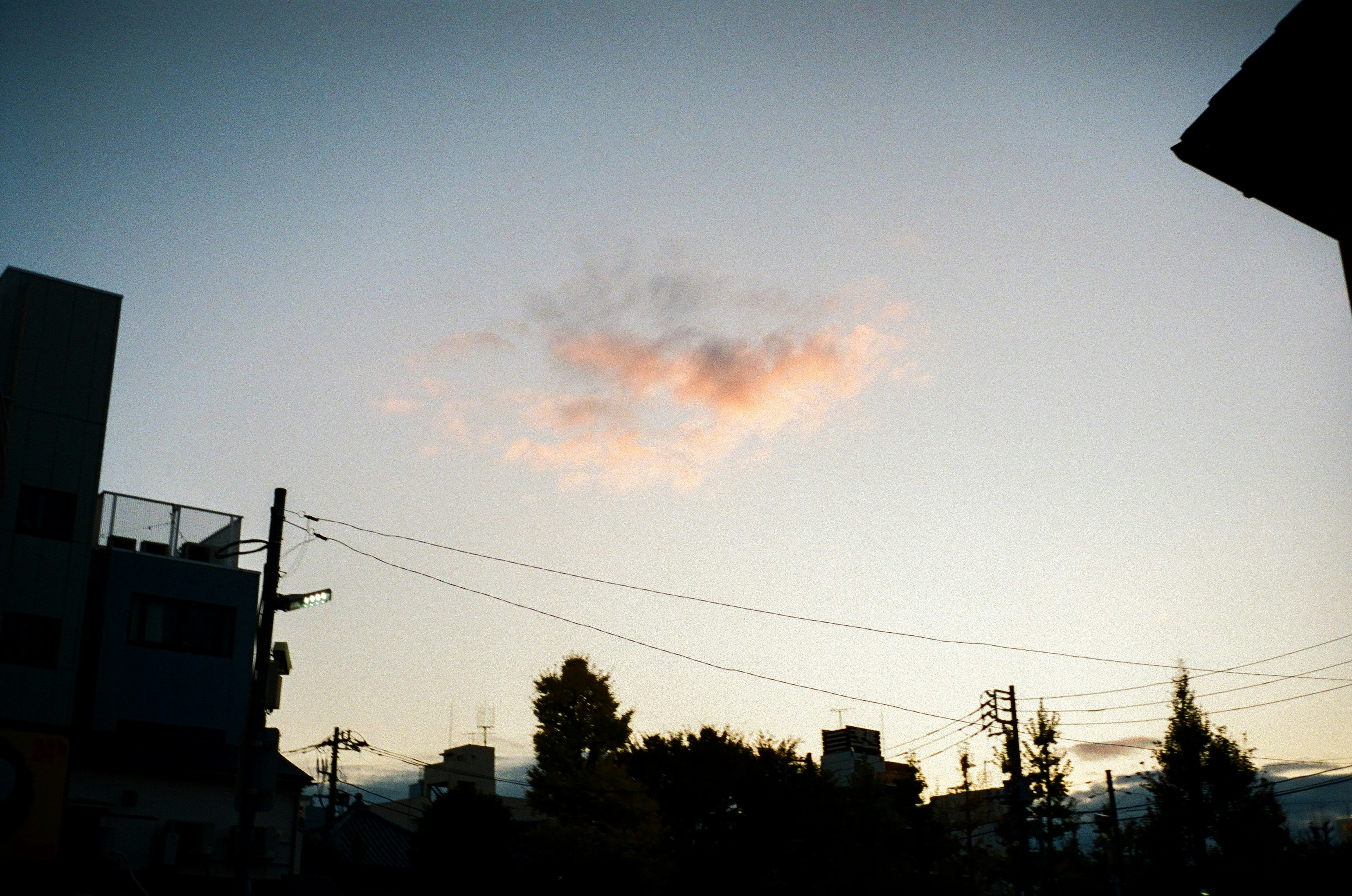 夕暮れの空に薄い雲が浮かぶ風景