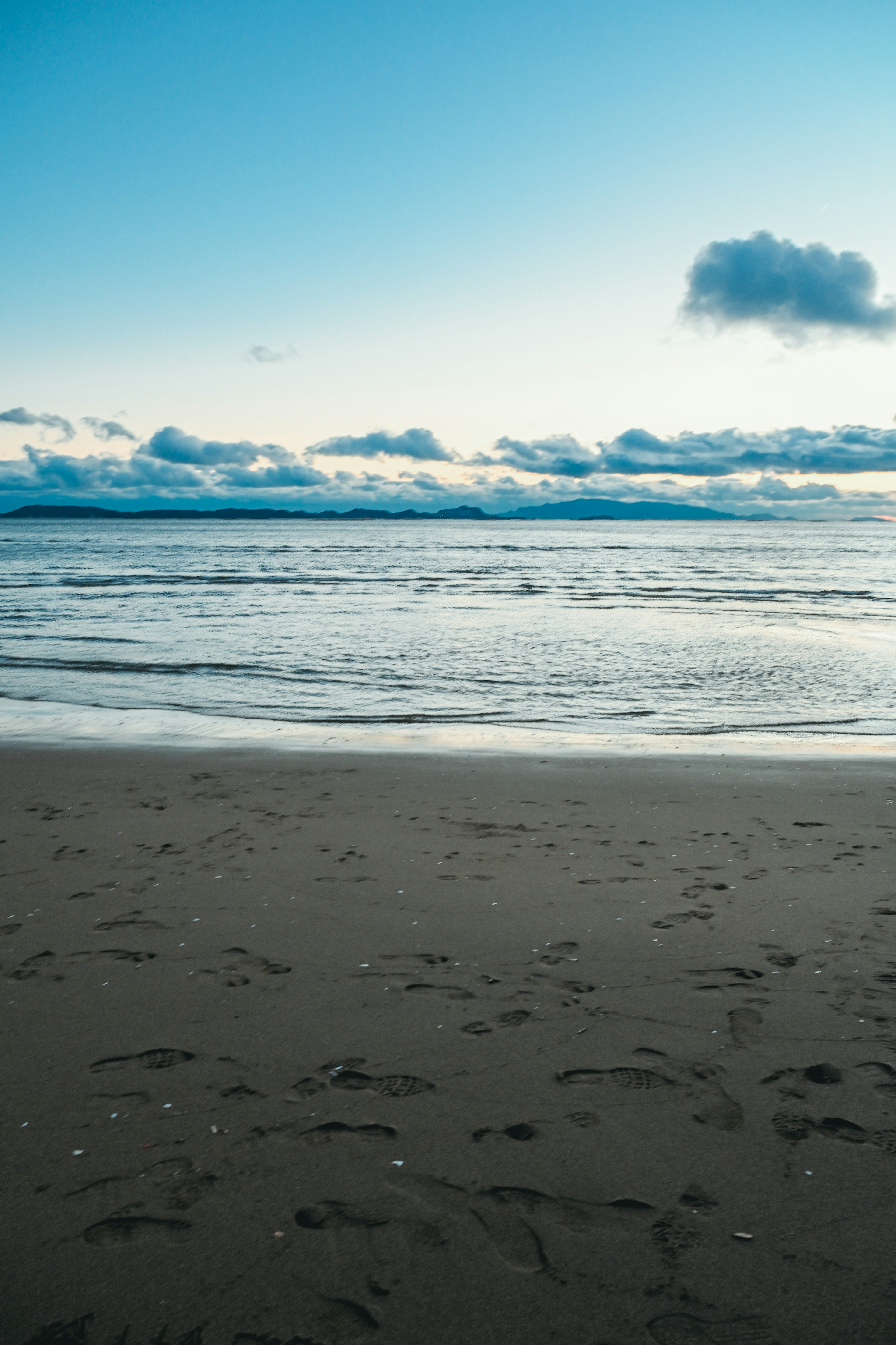 Paysage côtier avec ciel bleu et vagues