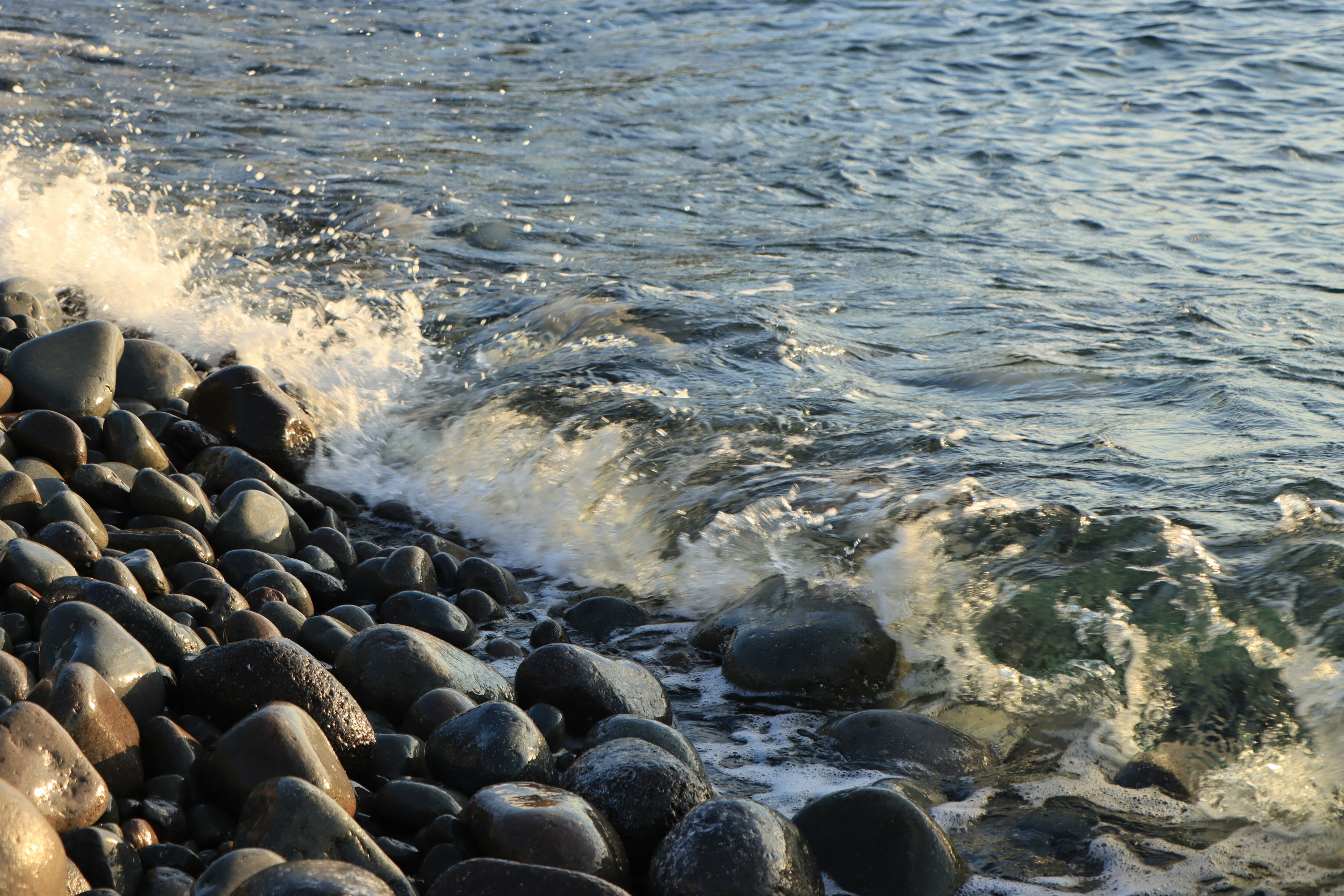 Gelombang menghantam pantai berbatu