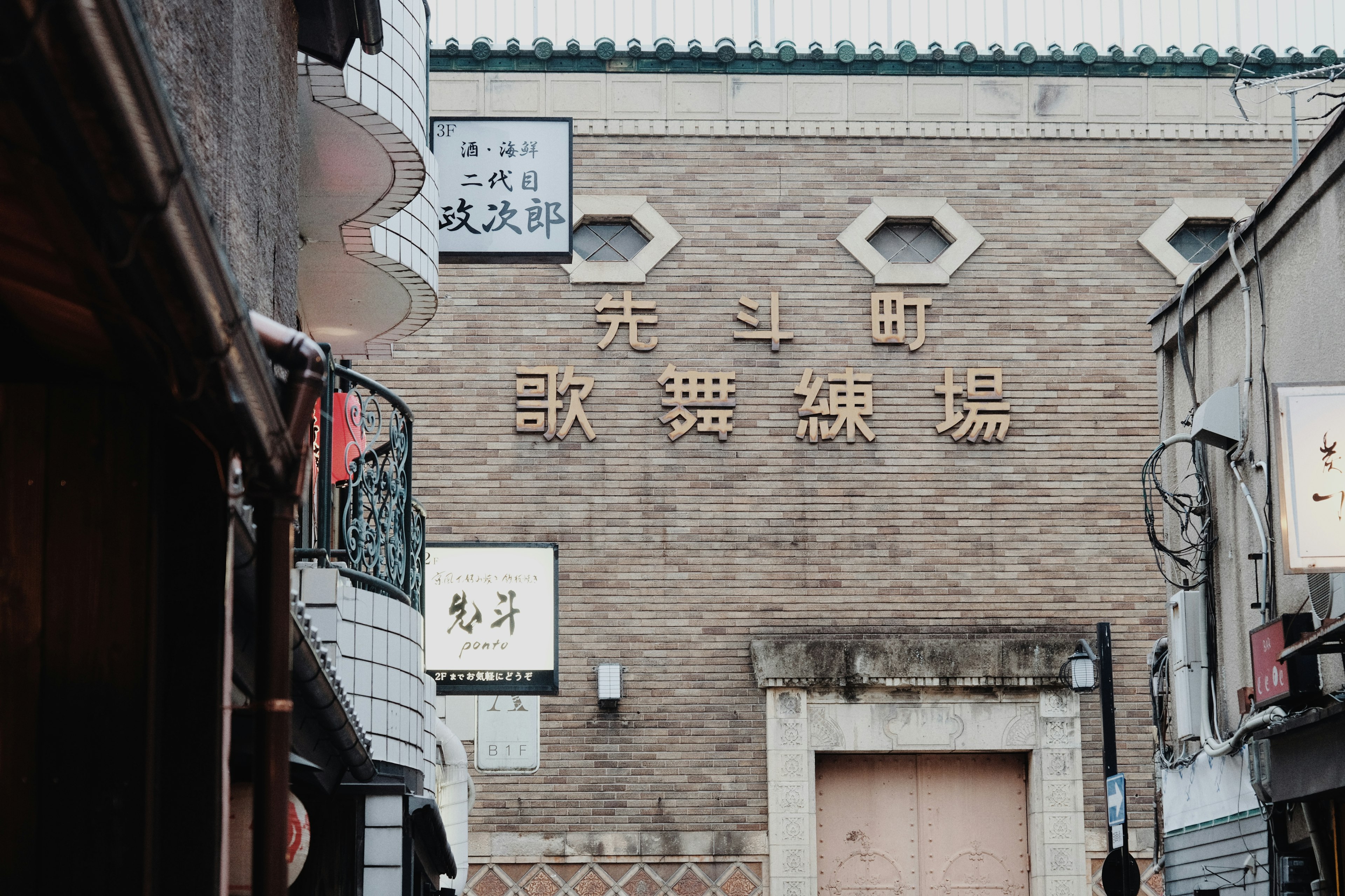 Fassade eines alten Gebäudes mit chinesischer Beschilderung und engen Straßen in der Umgebung