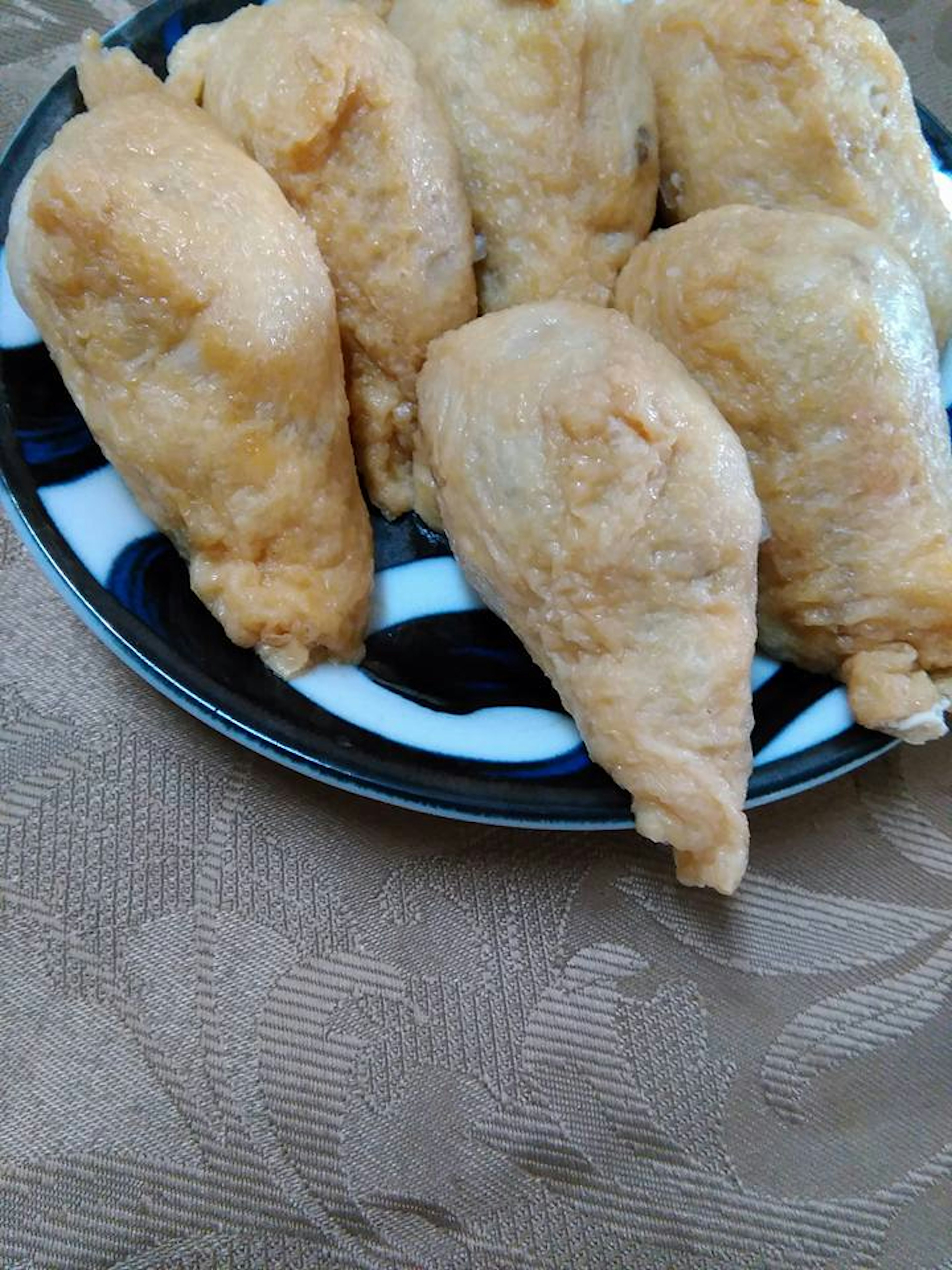 Muslos de pollo fritos dispuestos en un plato