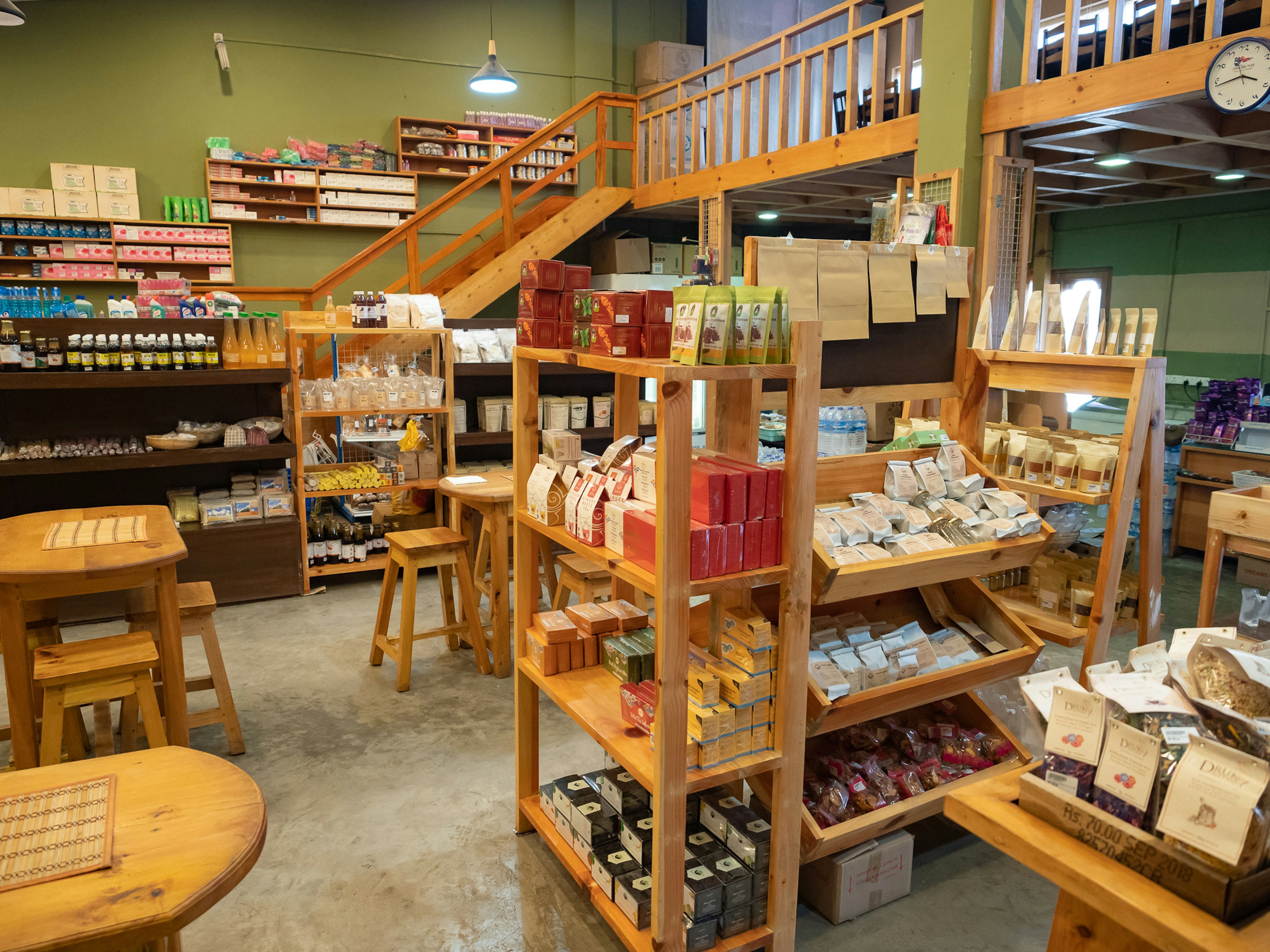 Intérieur d'un magasin avec des étagères en bois remplies de produits