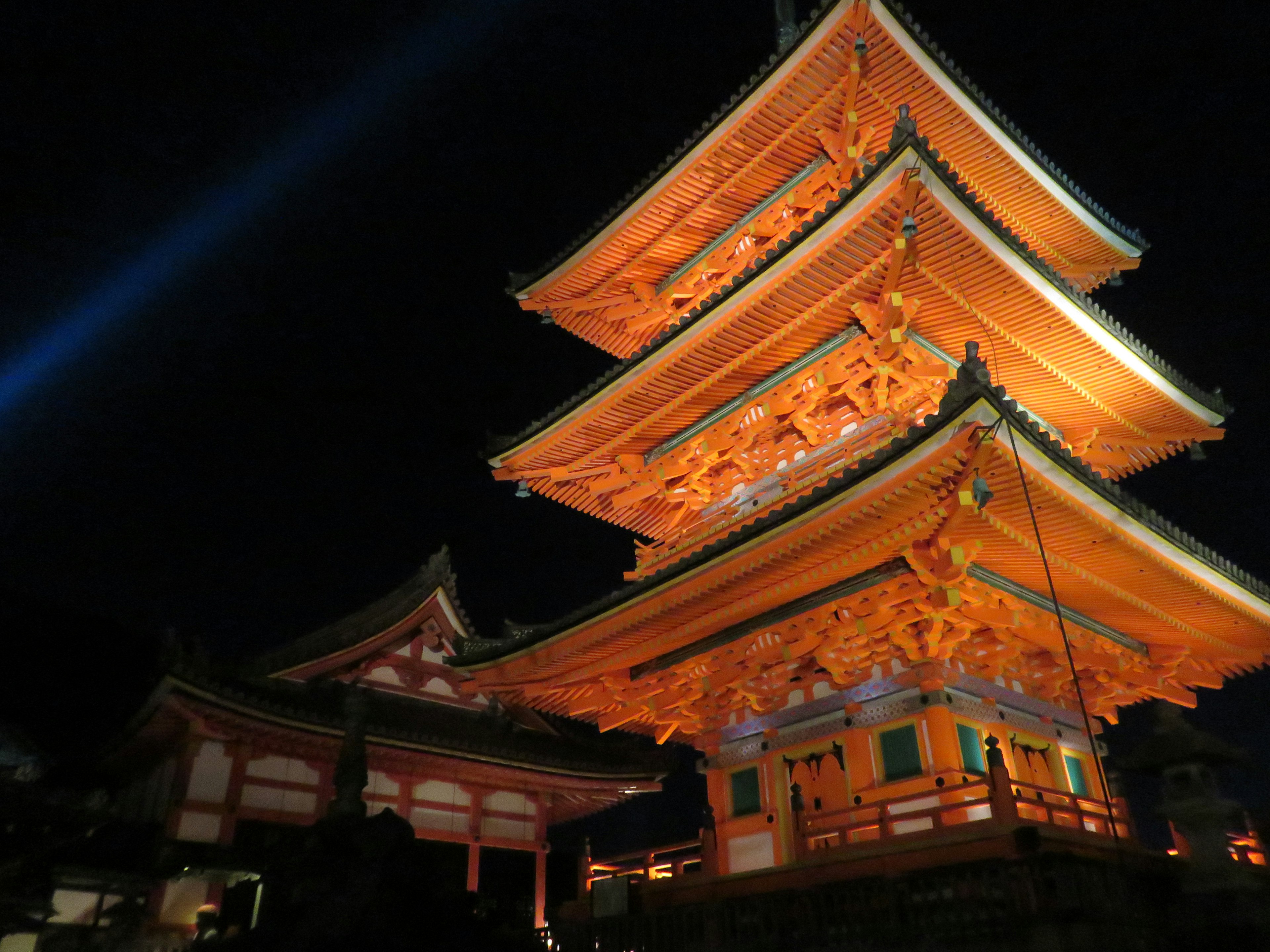 夜の清水寺の美しい五重塔のライトアップ