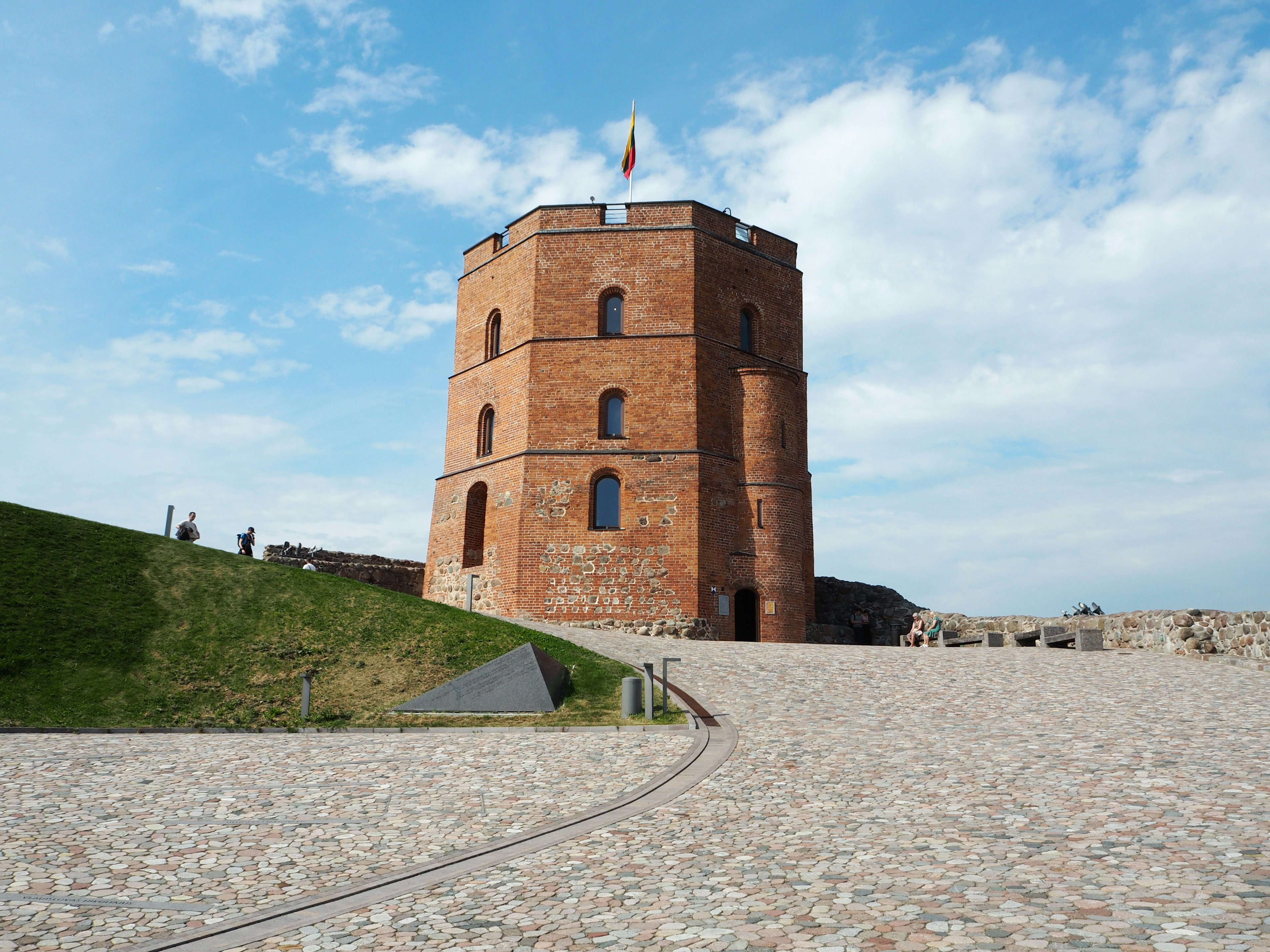 Menara Gediminas di Vilnius Lithuania dengan struktur bata merah dan langit biru