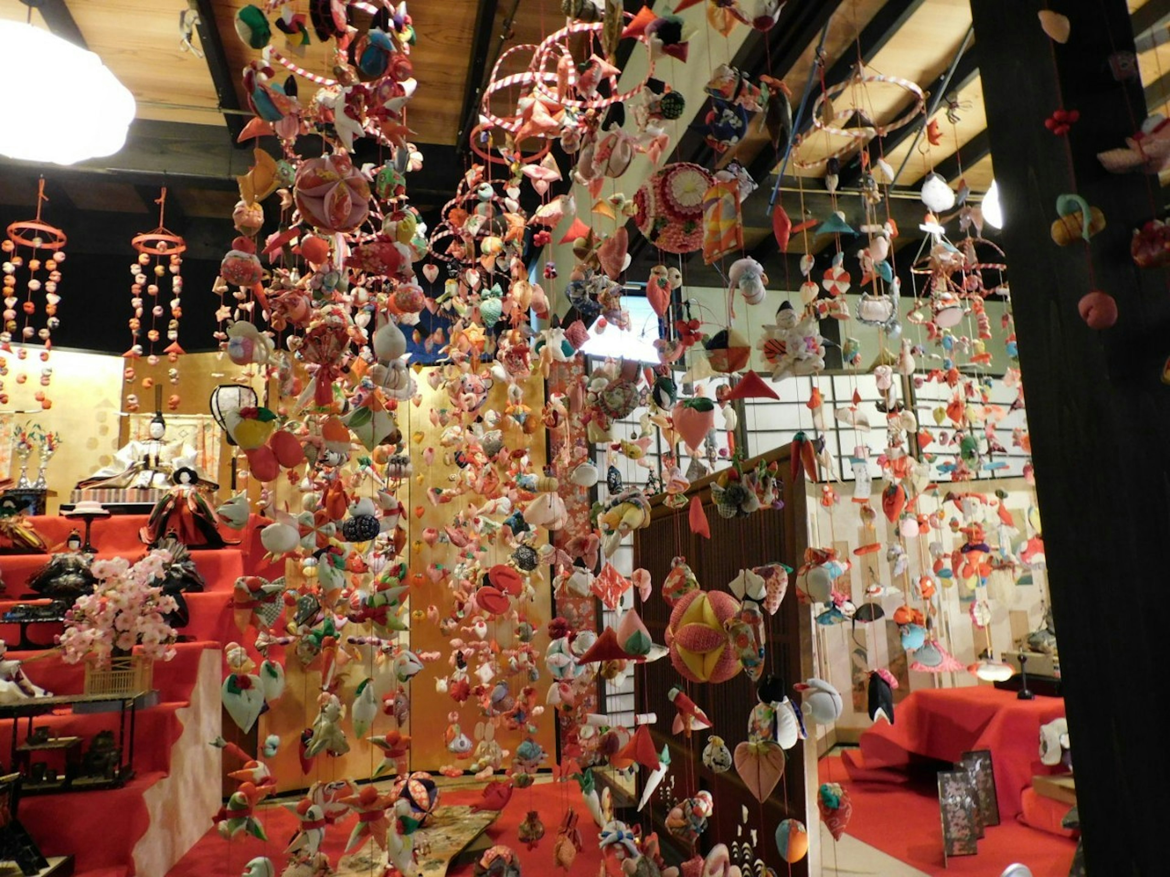 Décorations colorées suspendues dans un intérieur japonais traditionnel