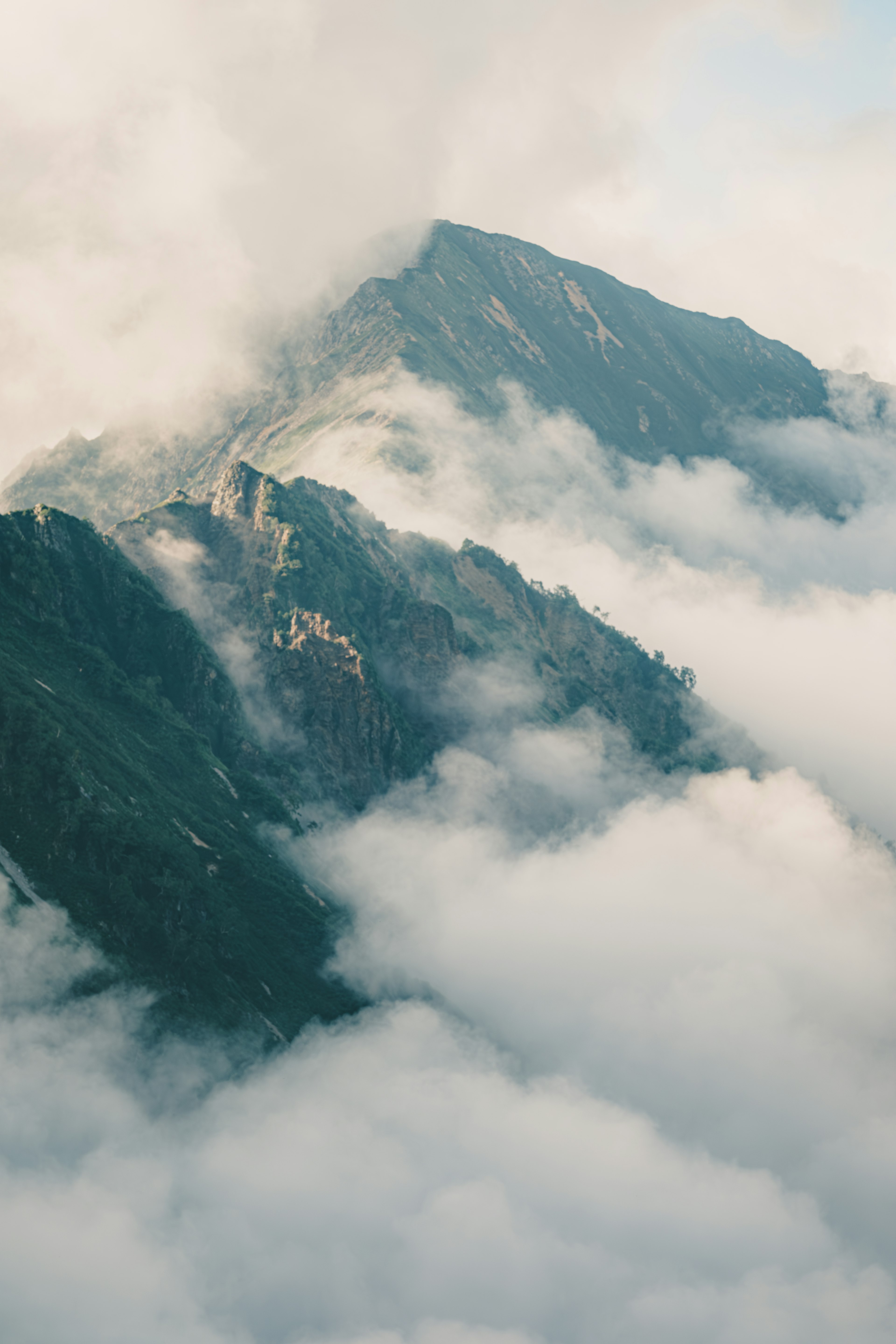 Paesaggio montano avvolto nelle nuvole