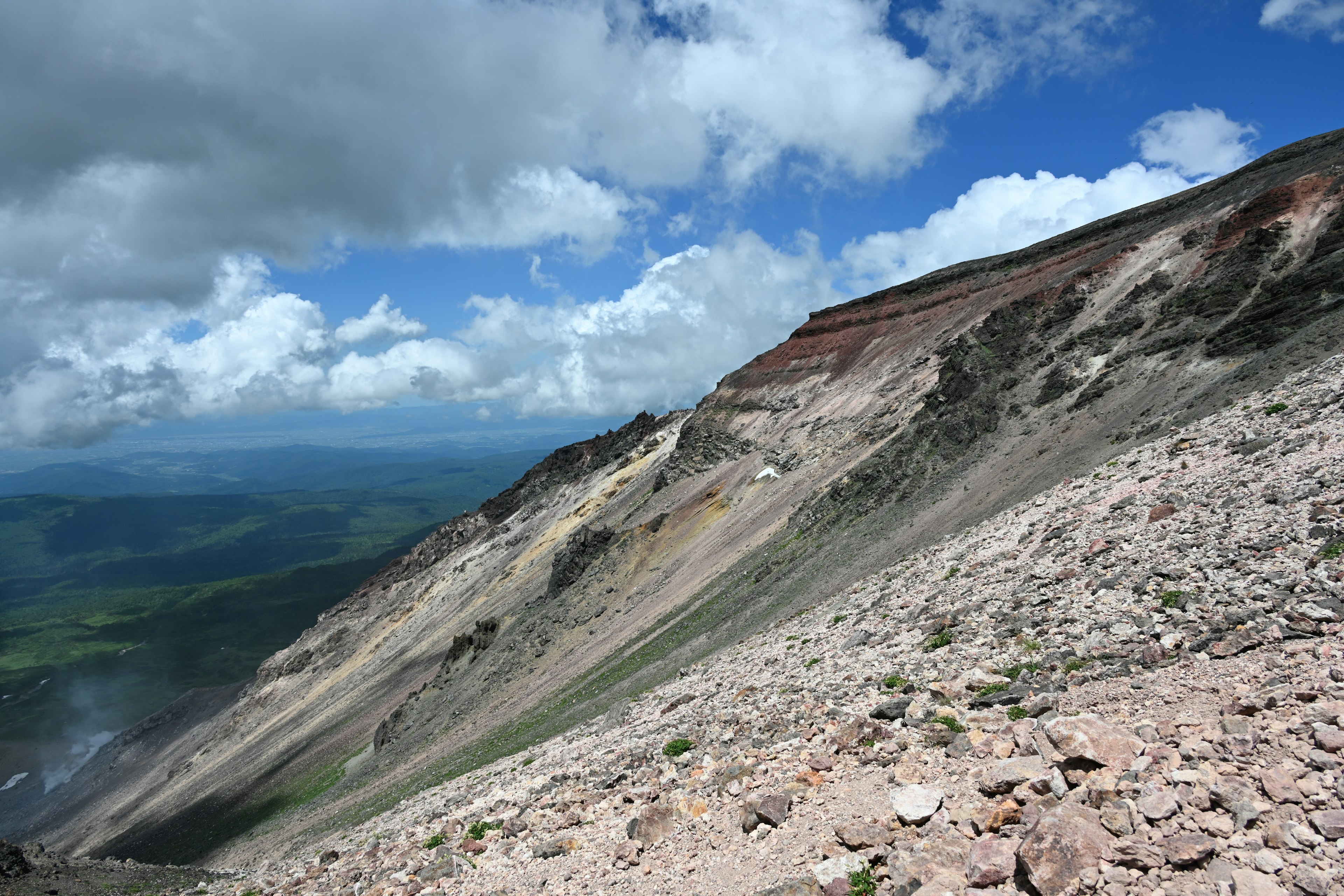 美しい山の風景、青空と雲、岩だらけの斜面、緑の谷