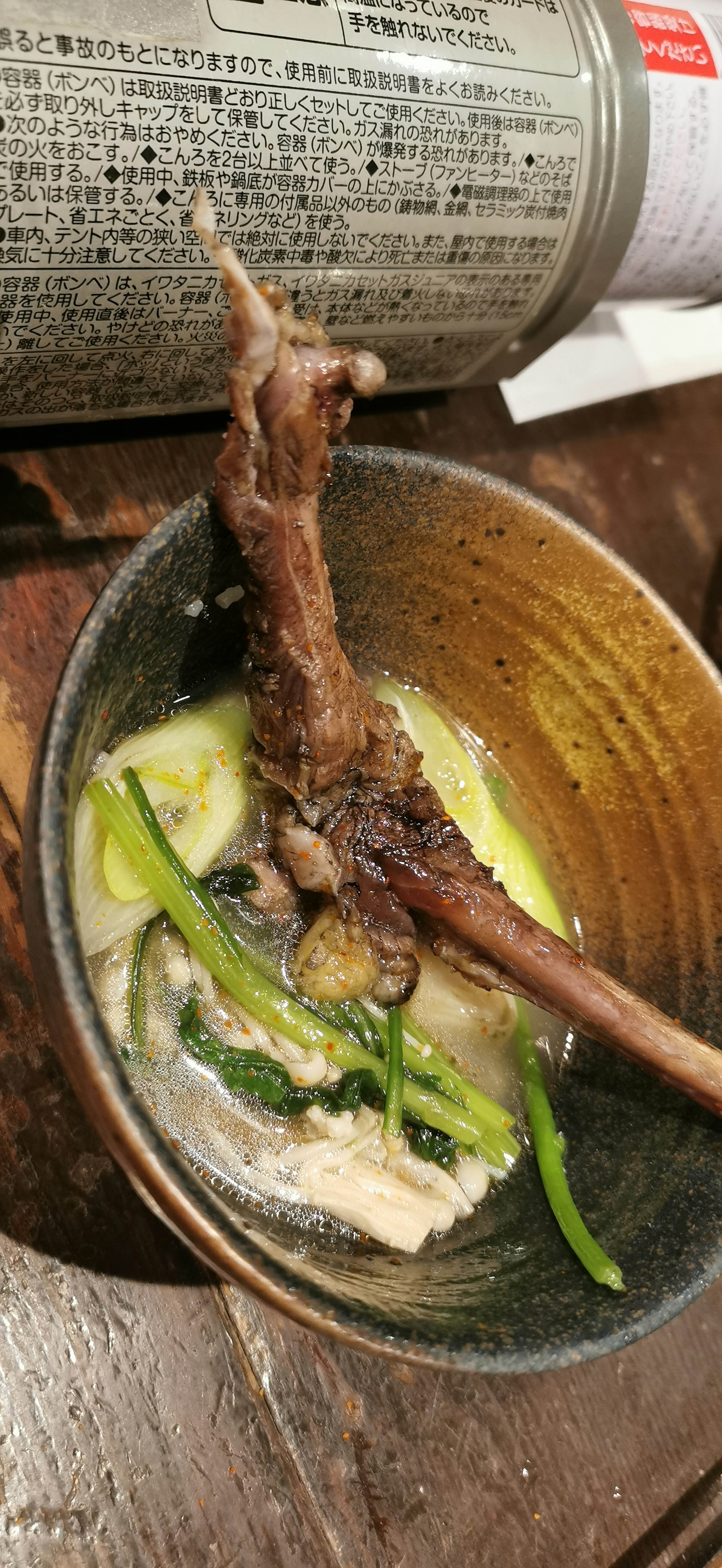 Tazón de sopa con un hueso y verduras