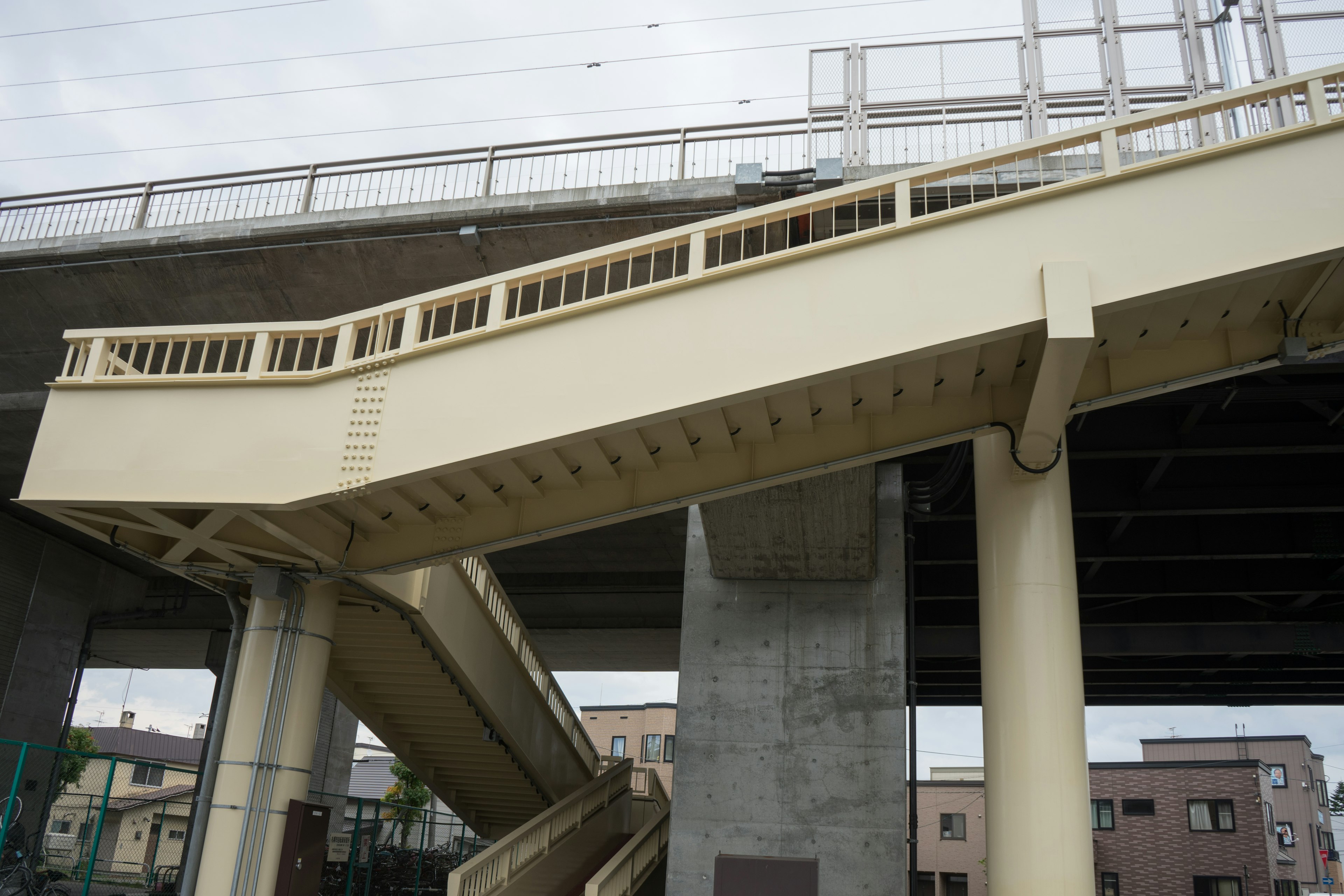 Escena urbana con una escalera y un paso elevado