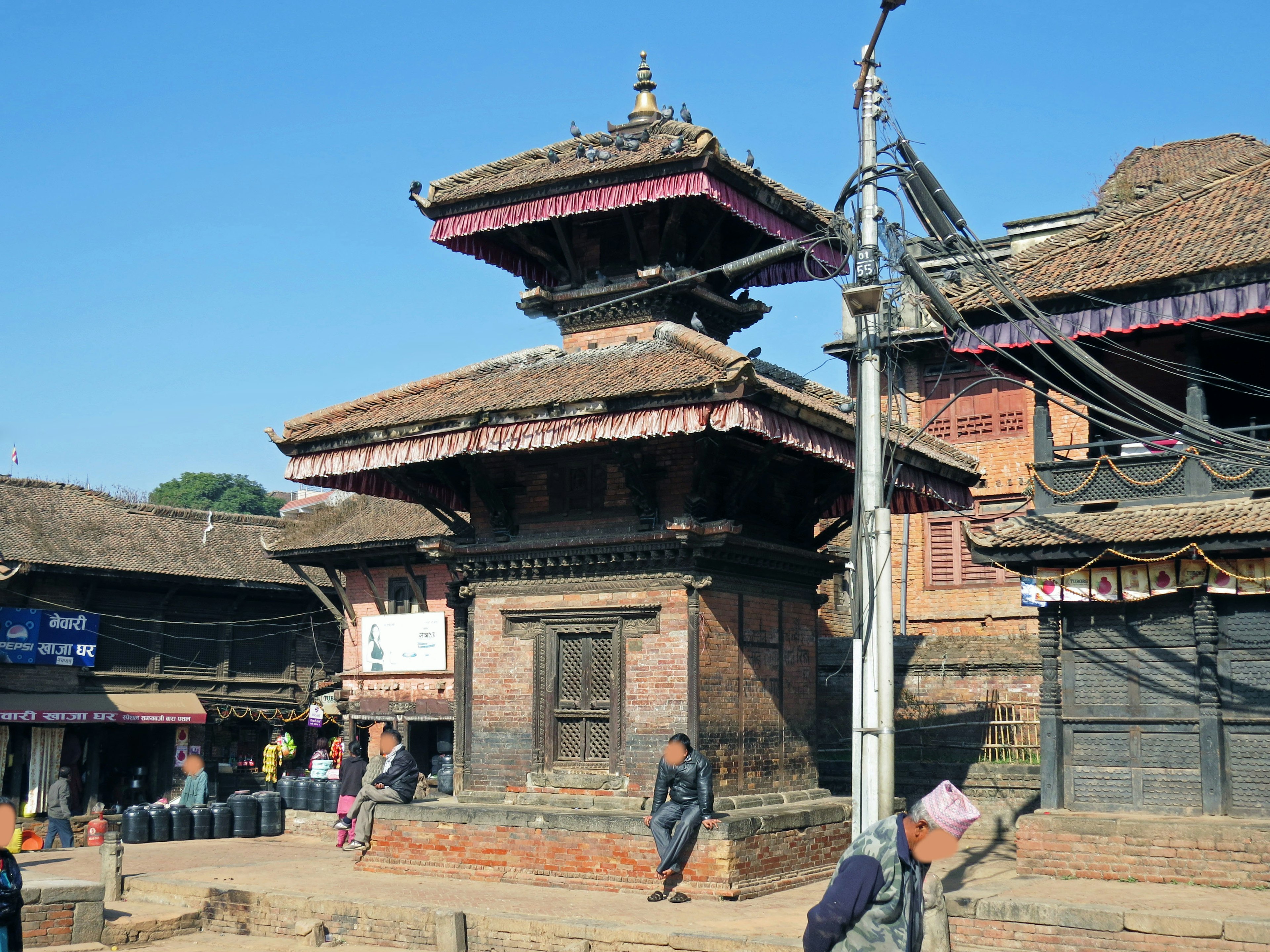 Estructura de un antiguo templo nepalí bajo un cielo azul claro