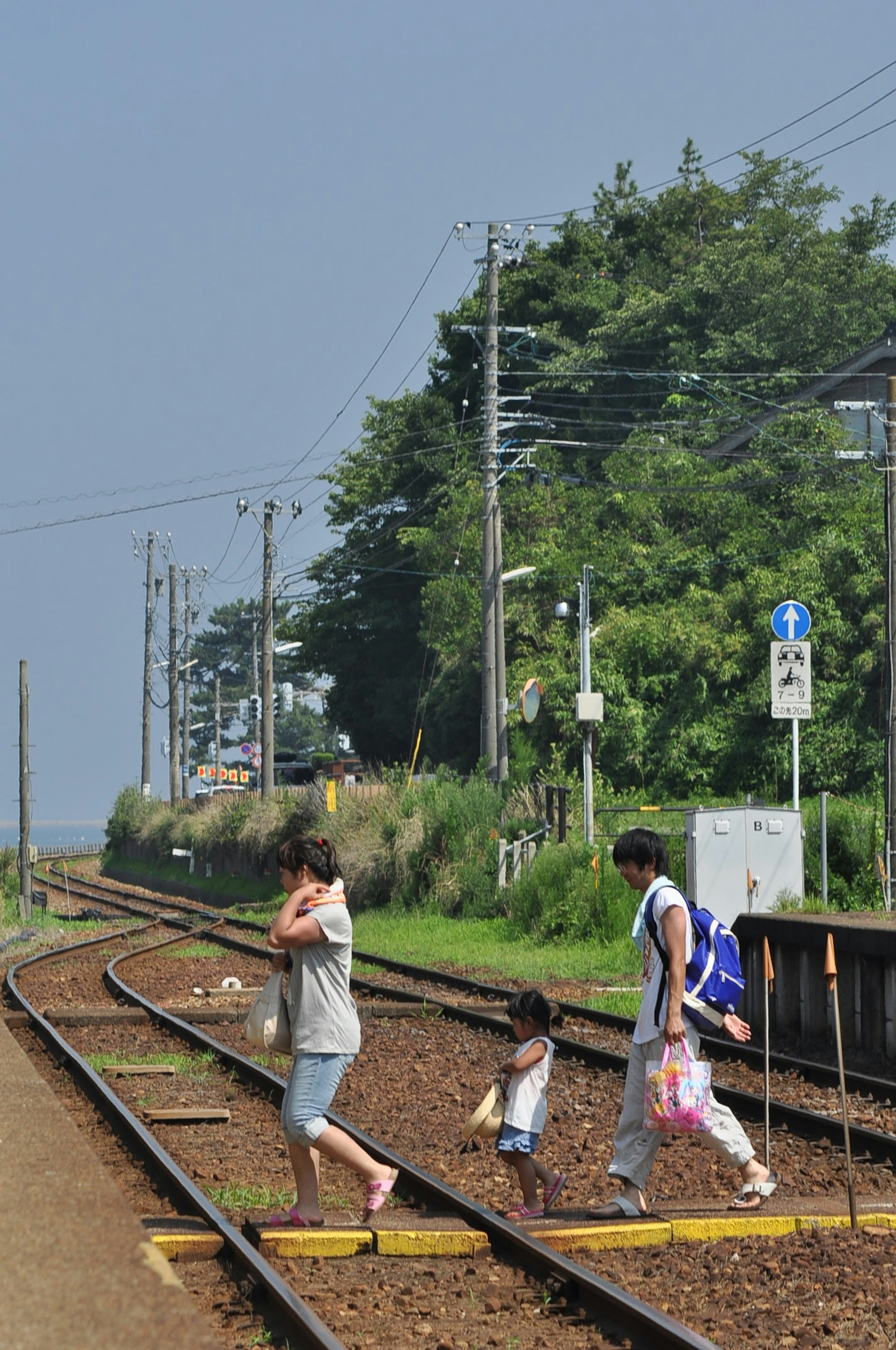 Una madre y un niño cruzando las vías del tren