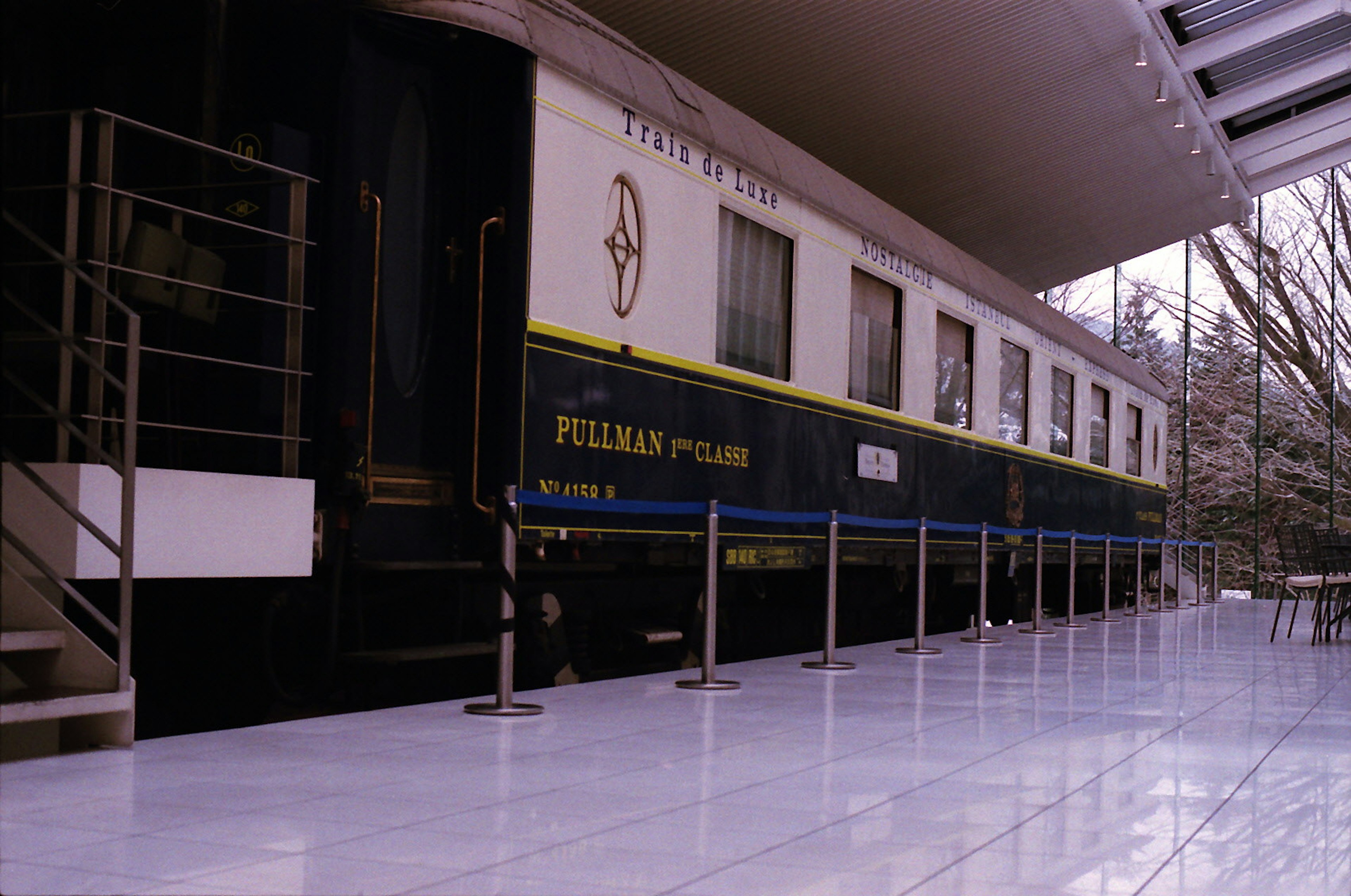 Vista exterior de un vagón de pasajeros estilo Pullman exhibido en una estación