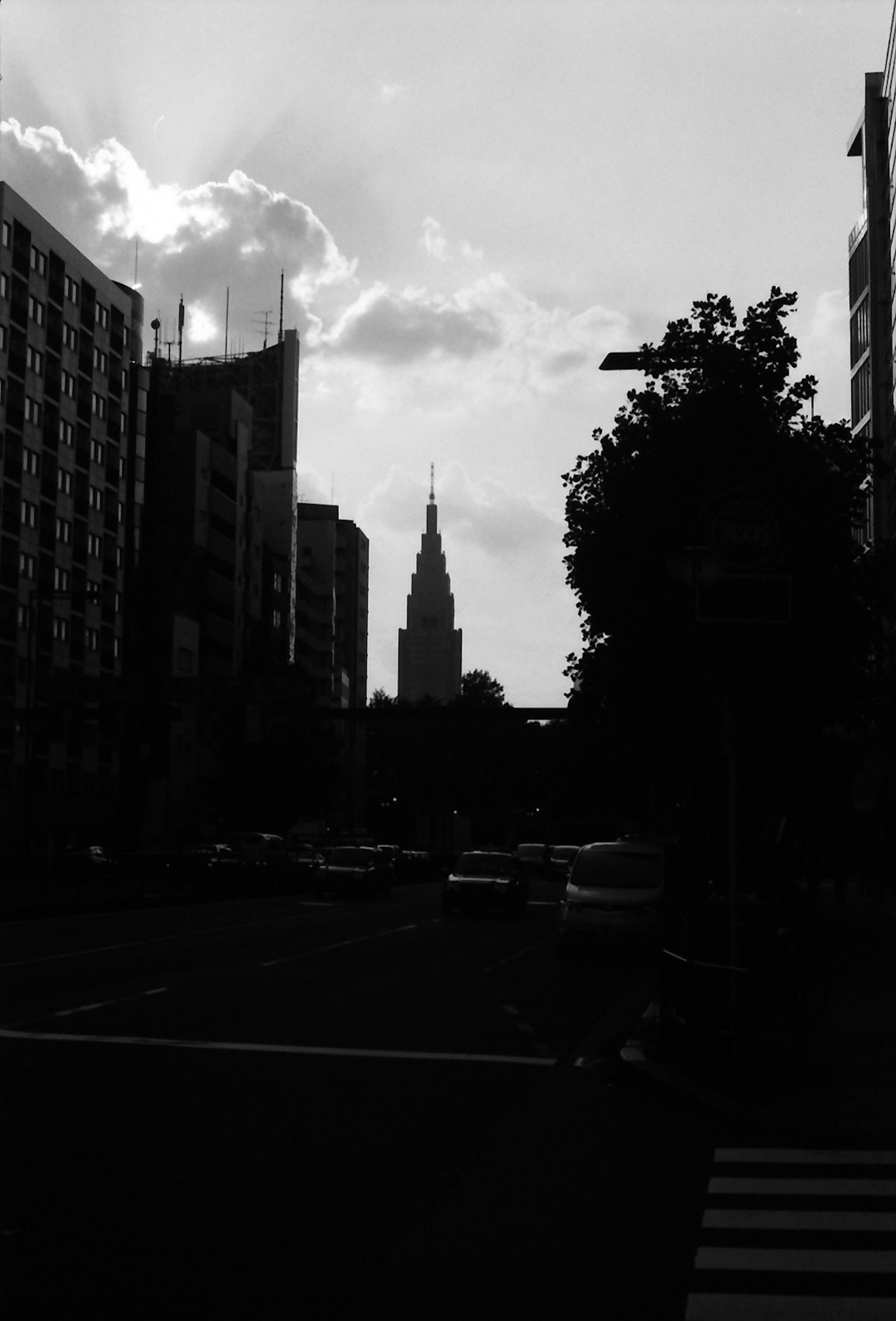 Silhouette di grattacieli con l'Empire State Building in un paesaggio urbano in bianco e nero