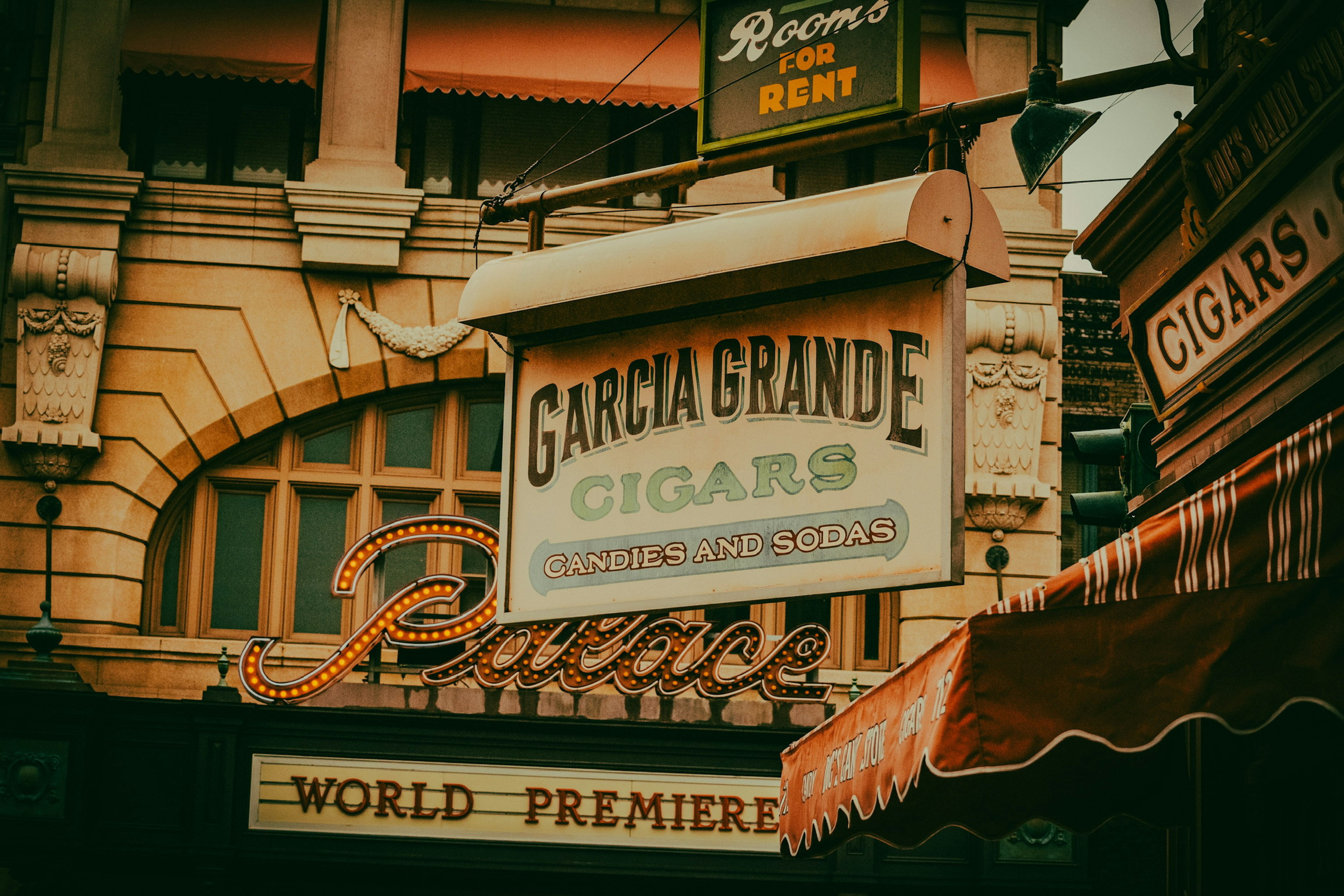 Fachada de un edificio histórico con el letrero Garcia Grande Cigars