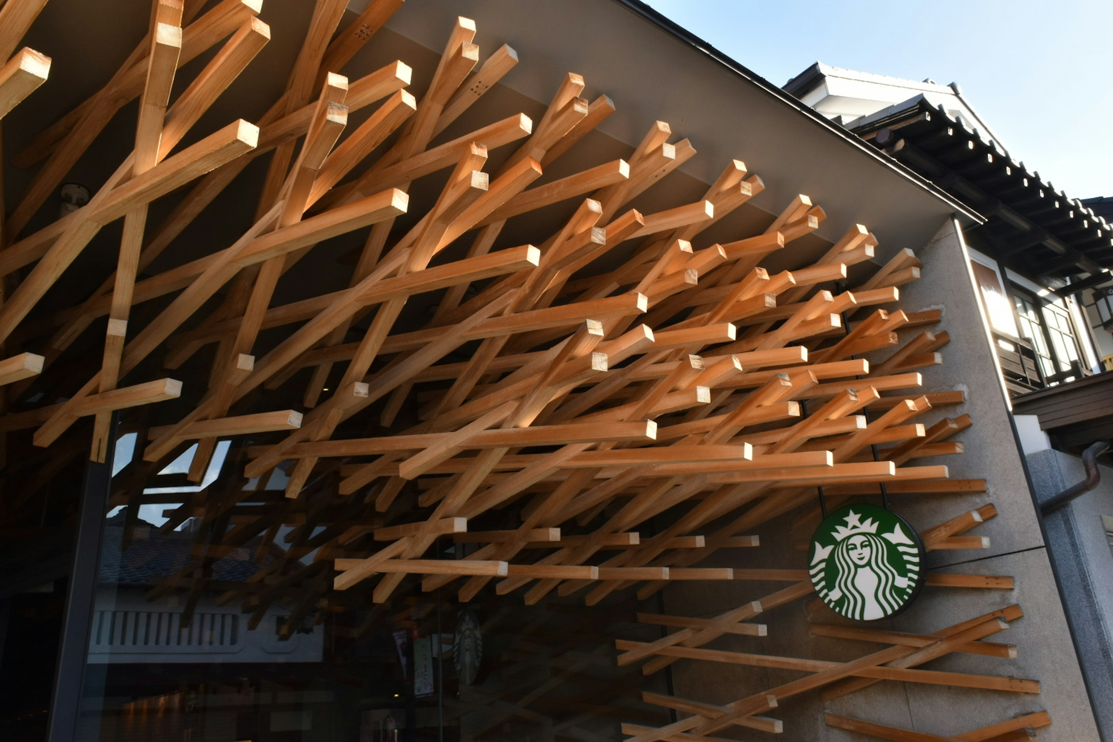 スターバックスのユニークな木製の外観が特徴的な建物